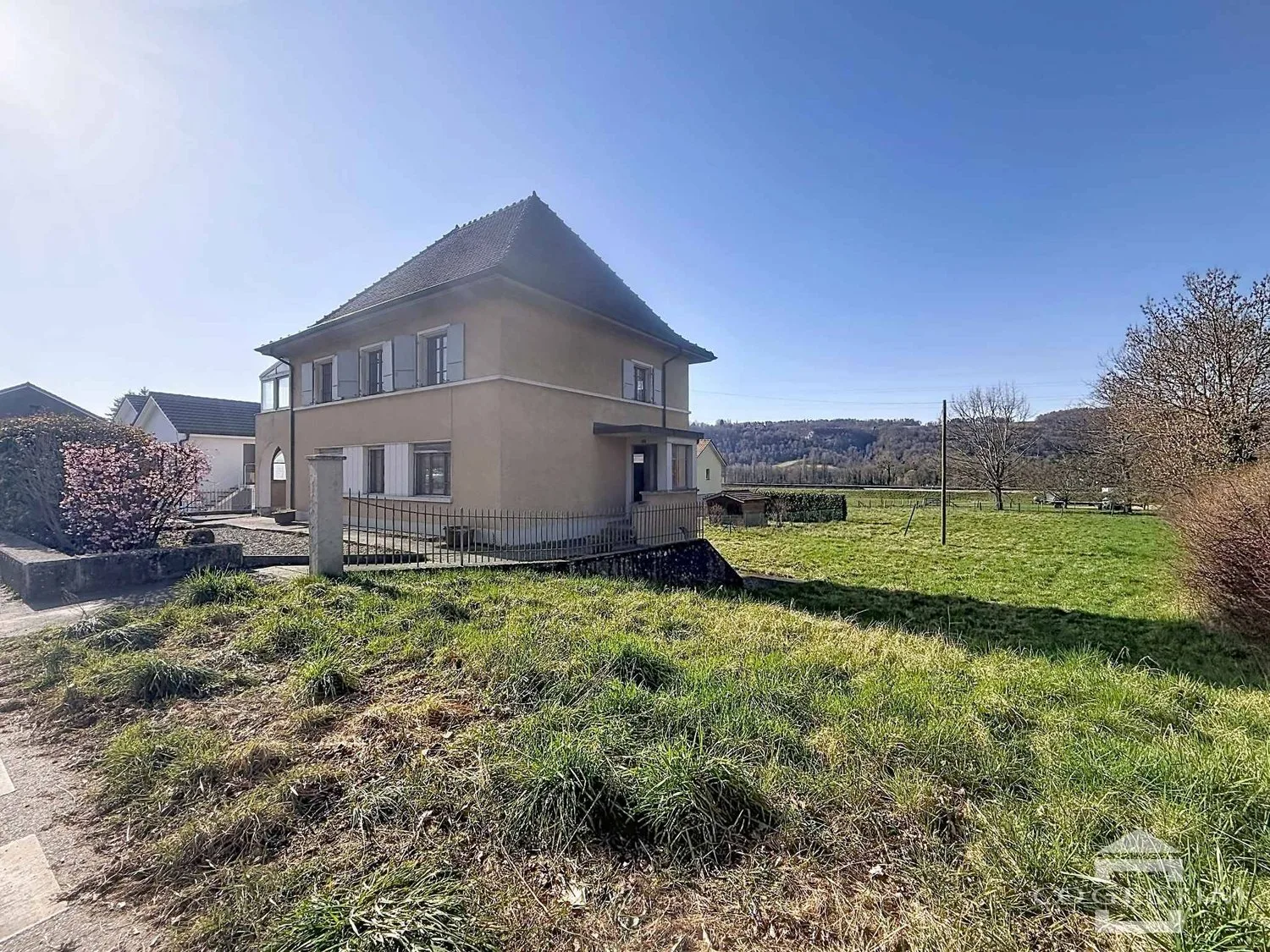 Maison de 7 pièces avec plus de 1'500m² de jardin