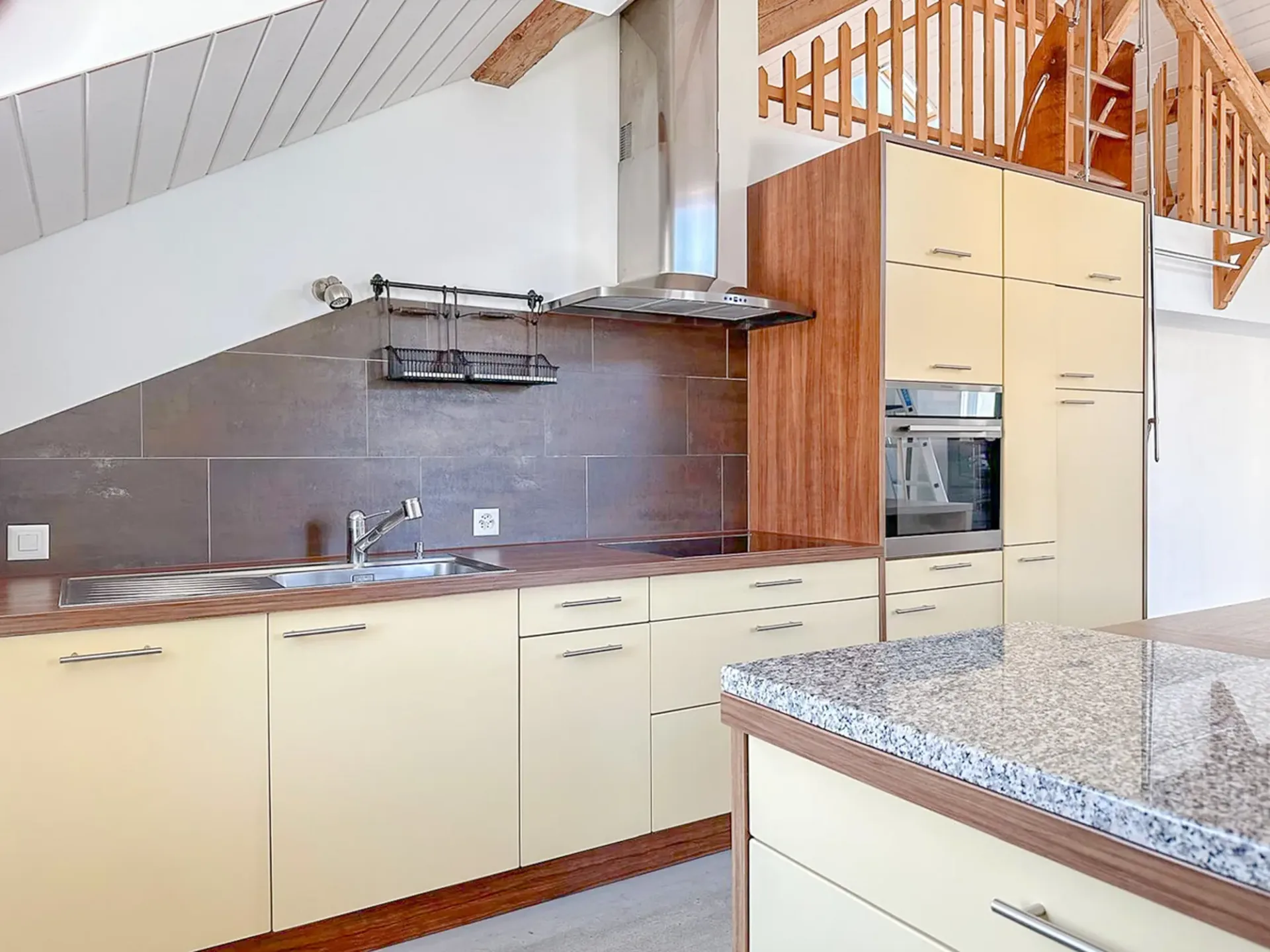 Wohnung mit 2.5 Zimmern von ca. 130 m2 im letzten Stock