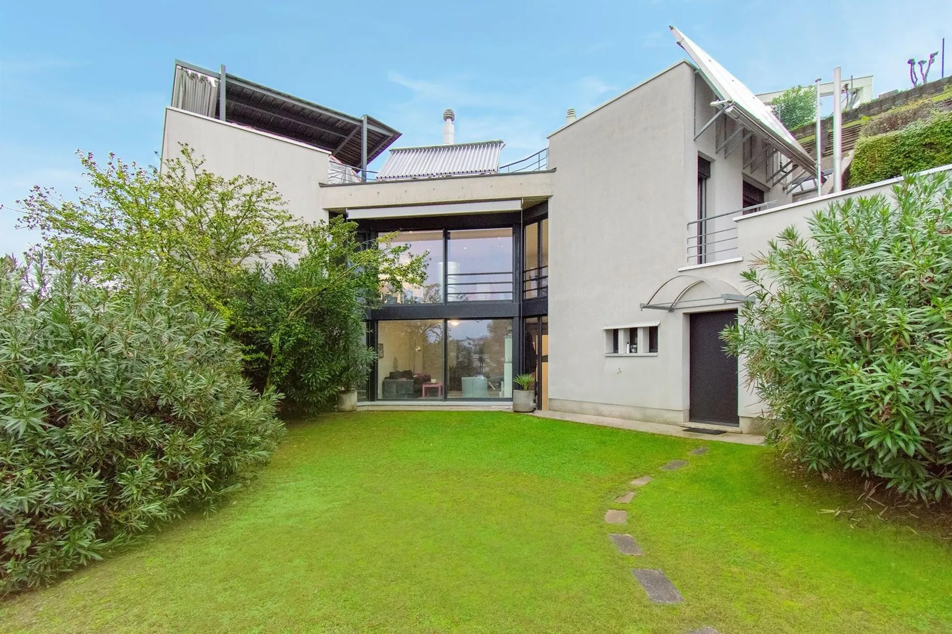 Maison moderne sur deux étages avec jardin et terrasse
