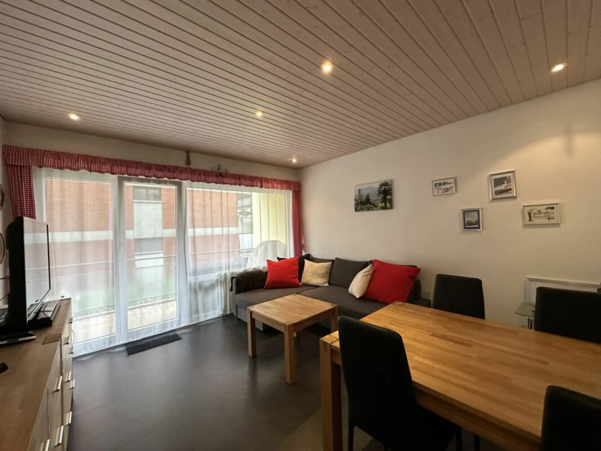 Ferienwohnung mit Balkon und gedecktem Parkplatz