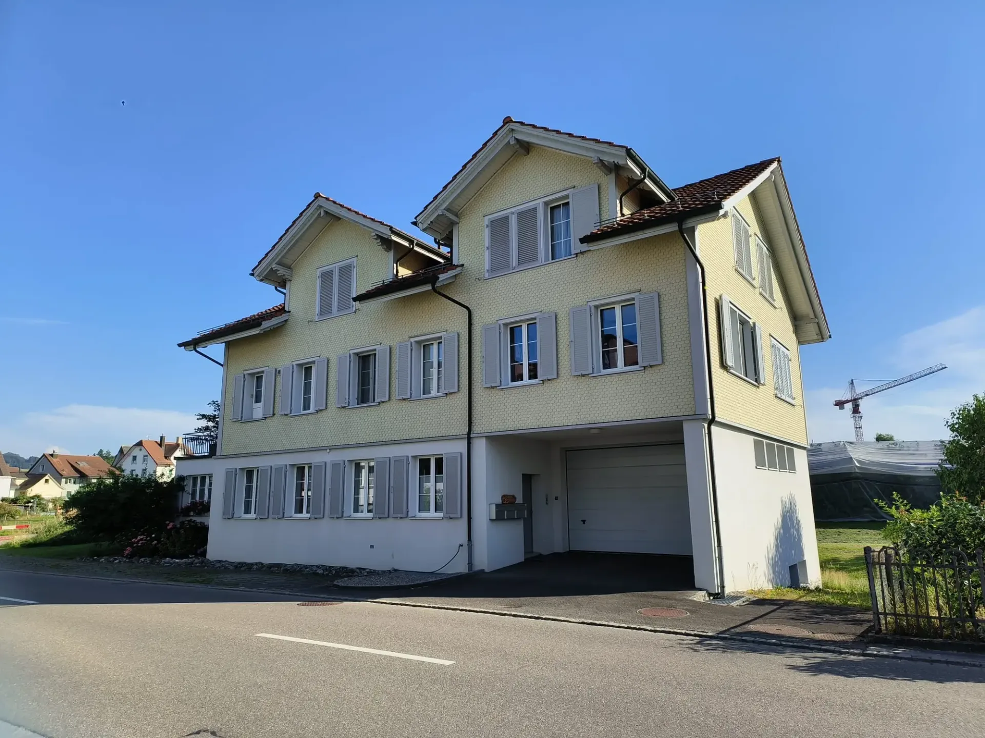 Heimelige Dachwohnung an zentraler Lager mit Weitblick ins Grüne