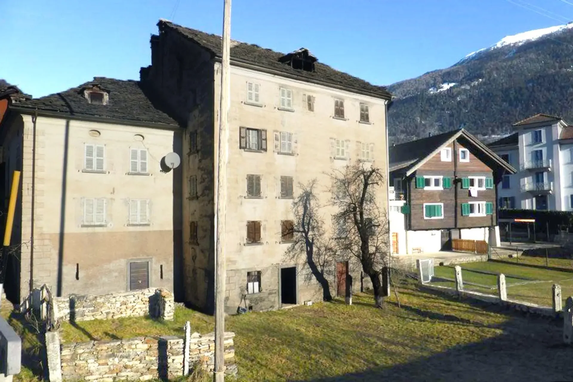 Interessantes altes Haus zur Renovierung auf fünf Ebenen.