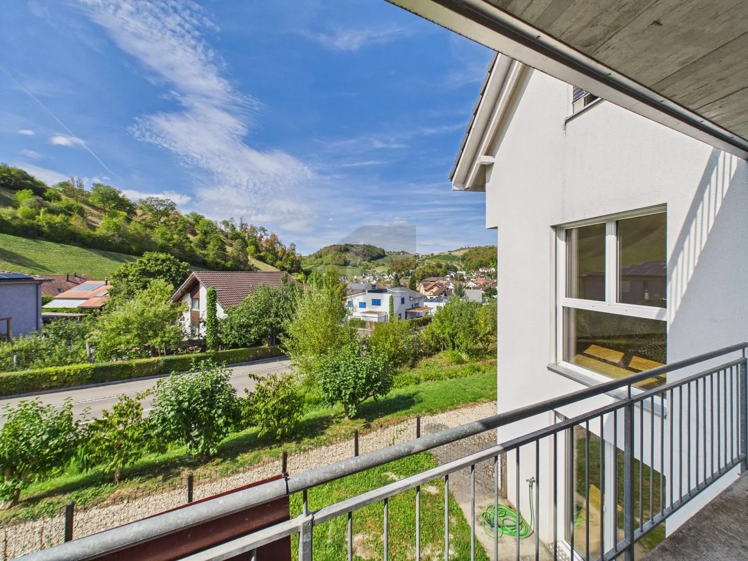 AUF ZWEI ETAGEN - MIT PARKPLATZ, BALKON & GARTEN