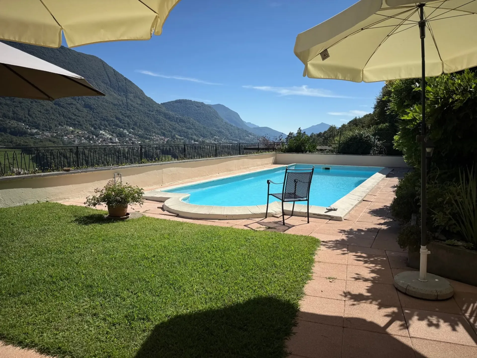 Villetta Uni o Bifamiliare con bella vista aperta e piscina