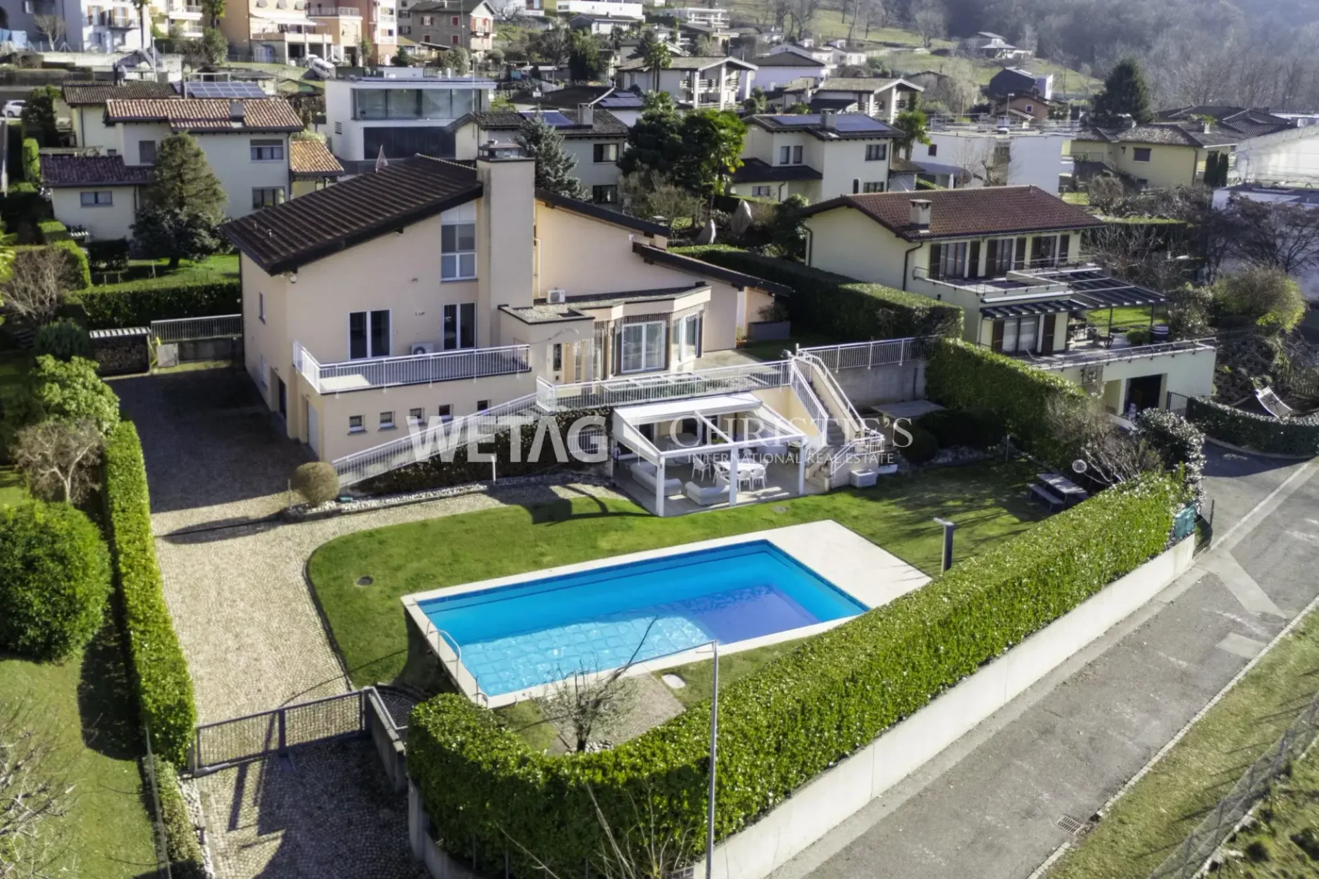Elegante Villa in Lugano-Villa Luganese zu verkaufen: Grosszügige Räume, ebener Garten, Aussenpool & Fitnessbereich