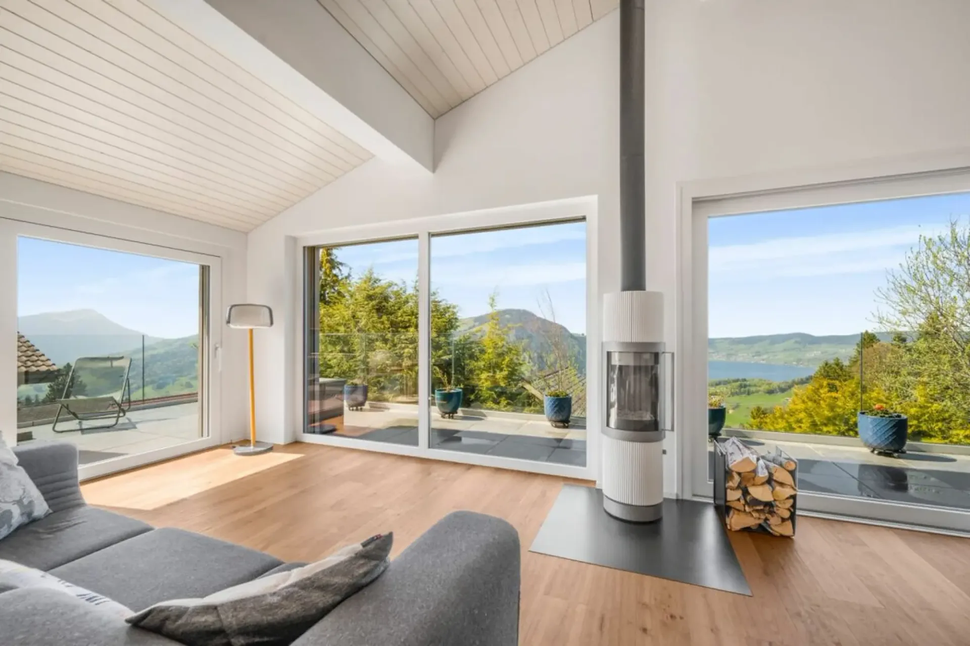 Neuwertiges Einfamilenhaus mit Voralpen-Panorama, 30 Min. nach Zug