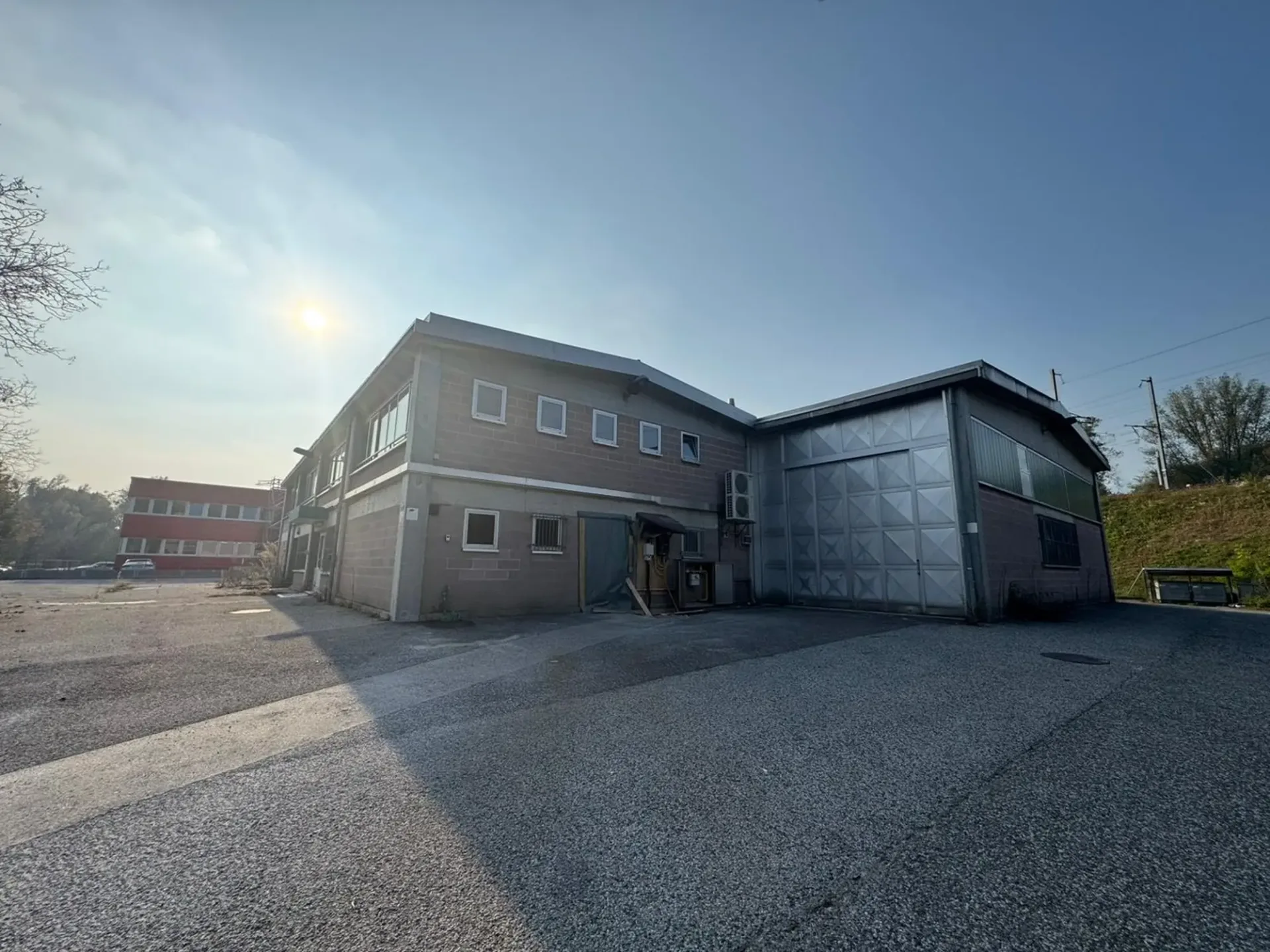 Industrielle Fläche von 1000 m² in Ligornetto - Perfekt für Produktionsaktivitäten