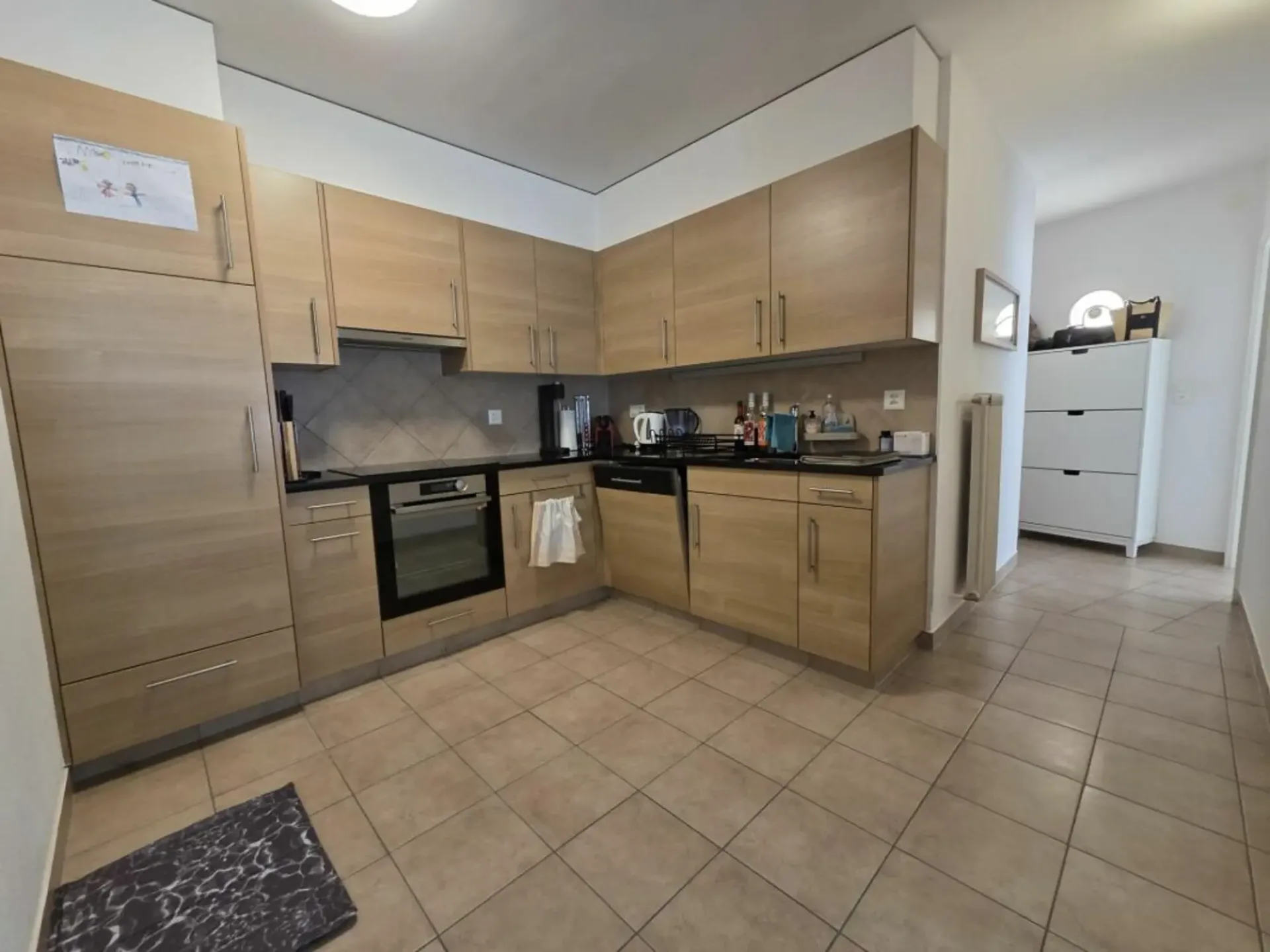 Geräumige 2.5-Zimmer-Dachwohnung mit Außenparkplatz