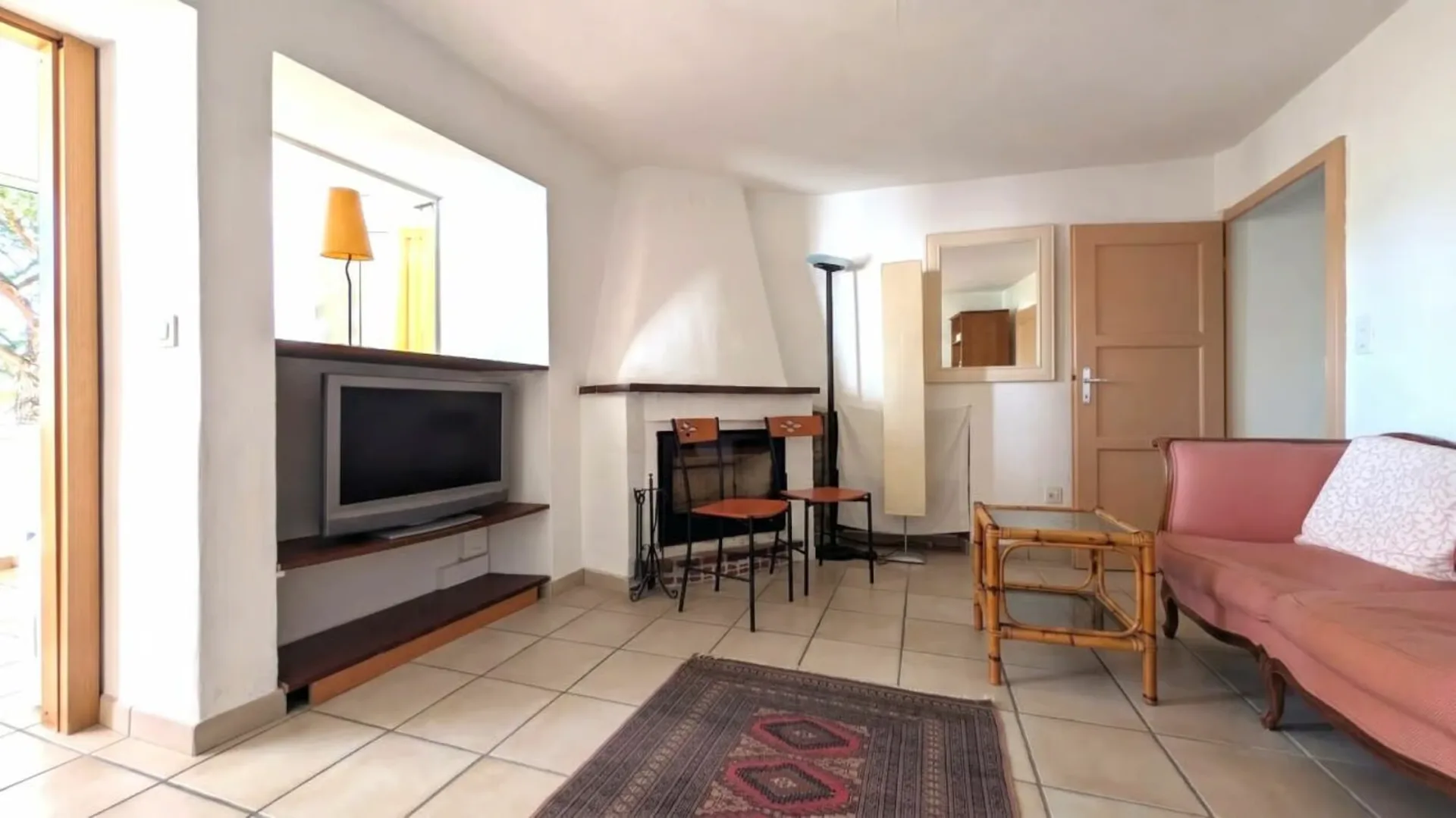 Charakteristisches renoviertes Rustico mit Kamin und Terrasse im historischen Zentrum von Mondonico