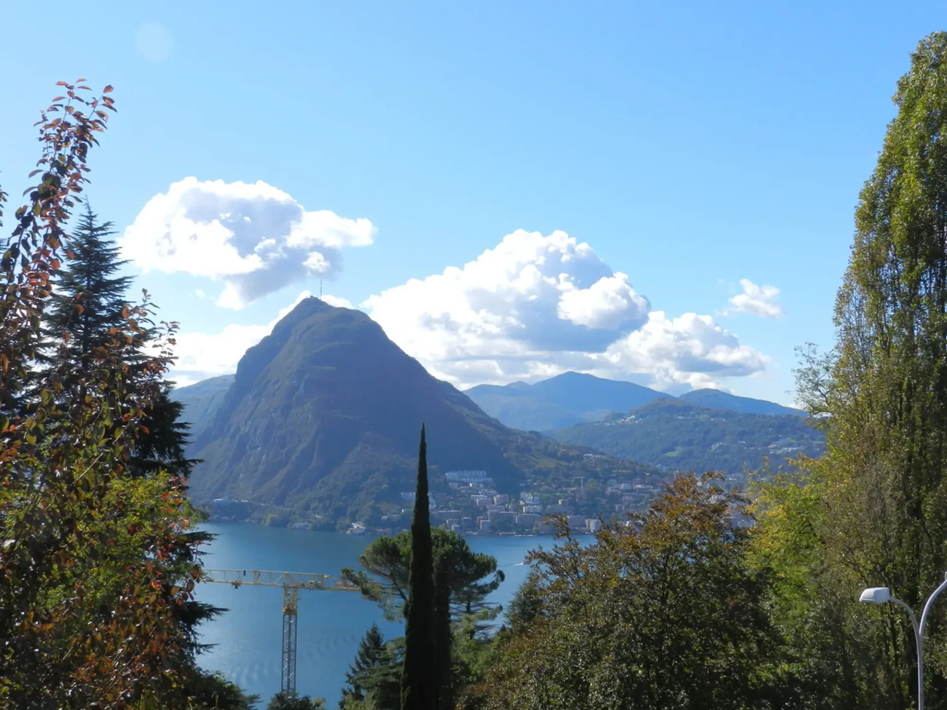 VIGANELLO  Casa  da ristrutturare con terreno edificabile vista lago
