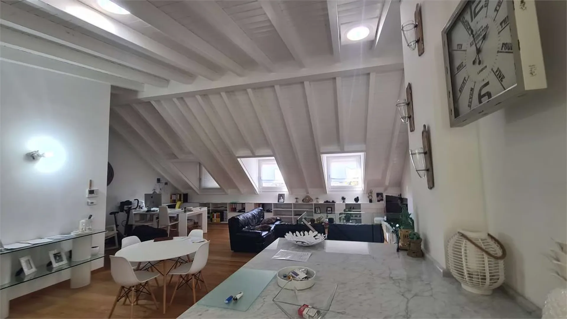 MENDRISO CAPOLAGO: SUGGESTIVO ATTICO VISTA LAGO