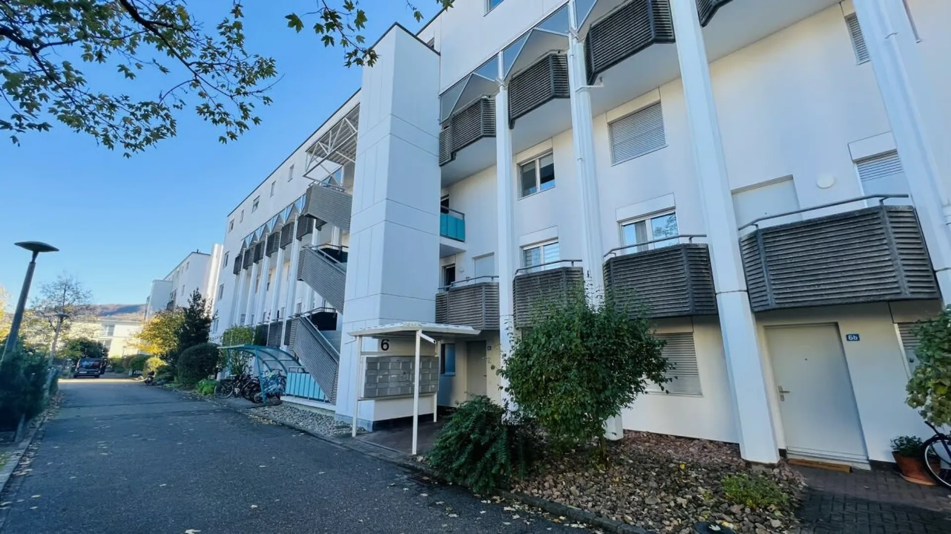 Attraktive 2-Zimmerwohnung mit Lift, Tiefgaragenplätzen und mehr in Aesch - Ideal für Investoren und Singles