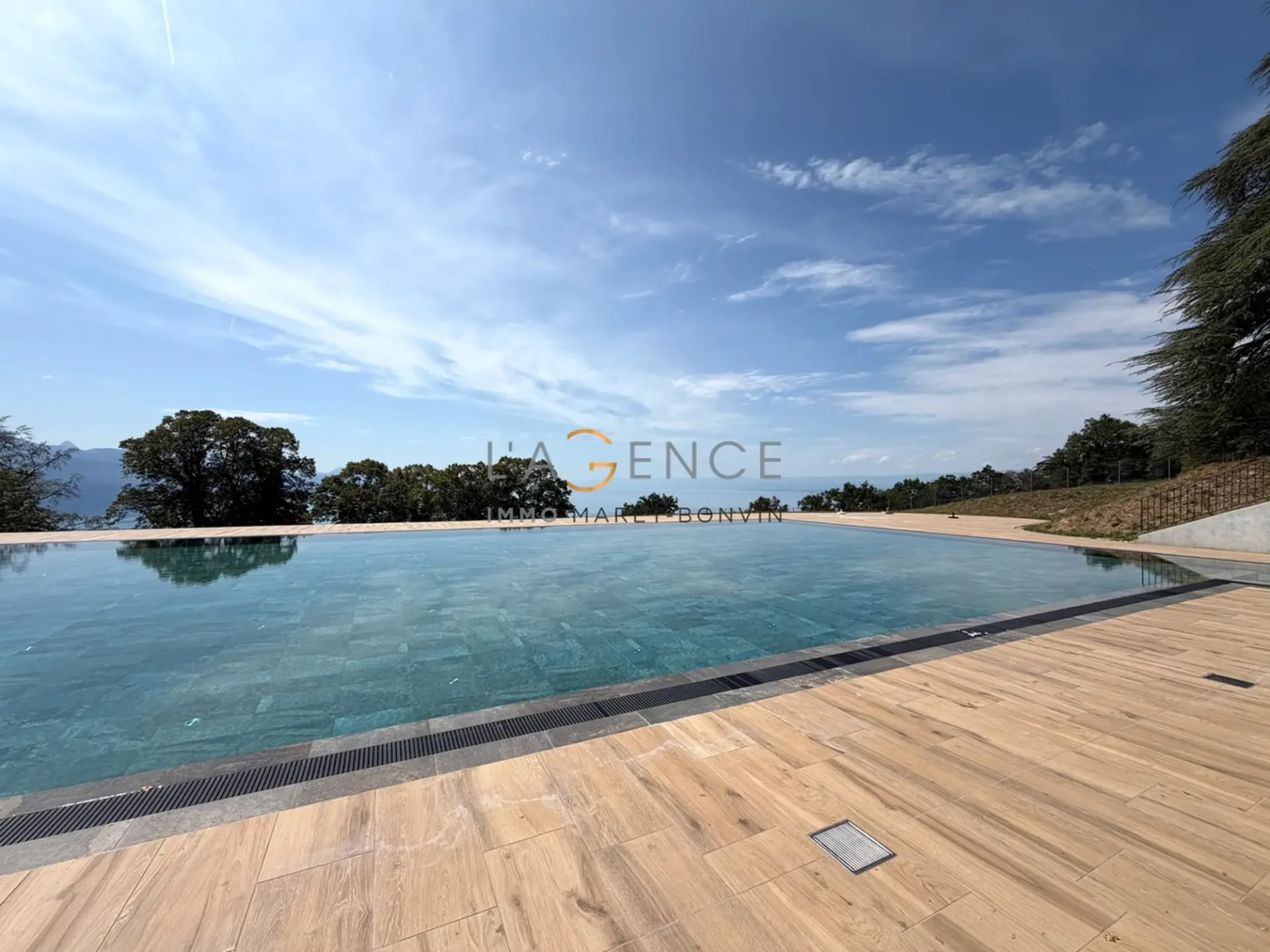 Wohnung 3,5 Zimmer mit großem Balkon, Pool und Blick auf den See