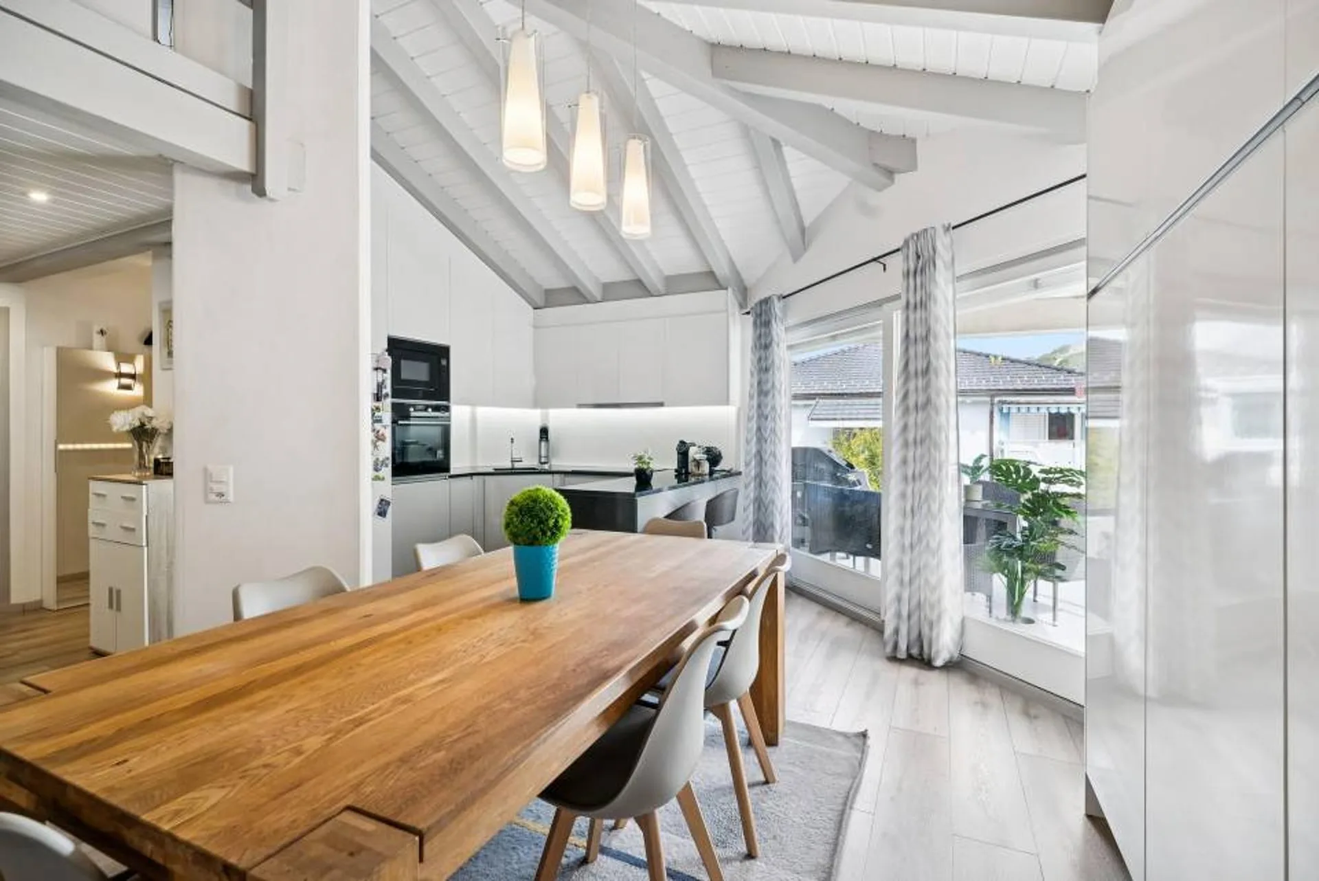 Charmantes 4.5 Zimmer-Wohnung mit Galerie und eigenem Garten