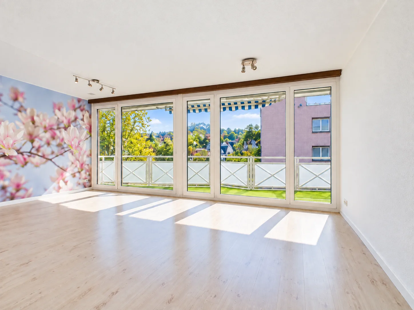 Bright living area, cozy balcony & central location!