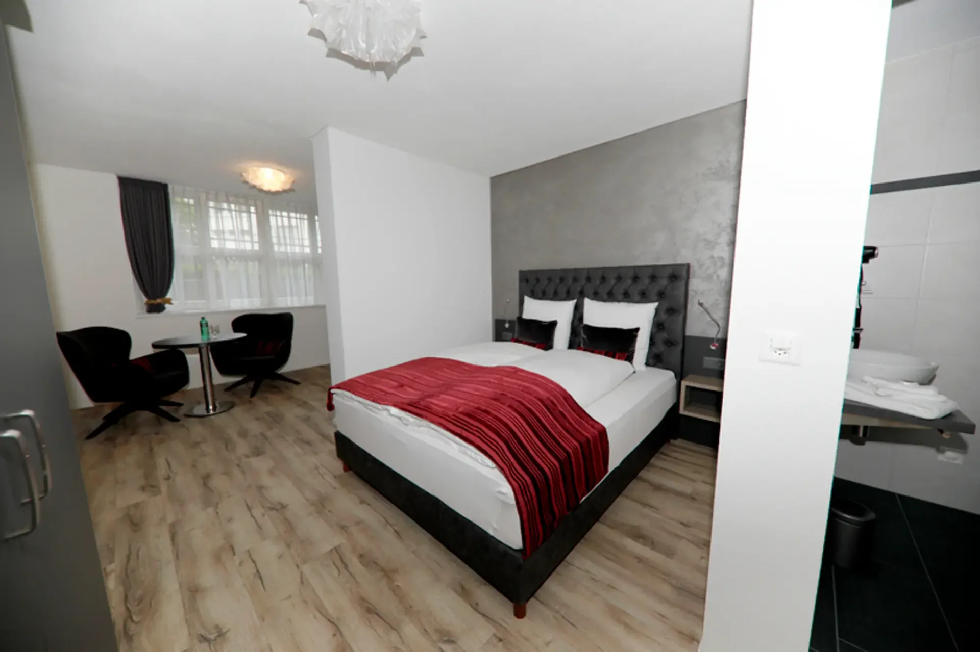 1 ZI-WOHNUNG IN REICHENBURG (SZ), MÖBLIERT