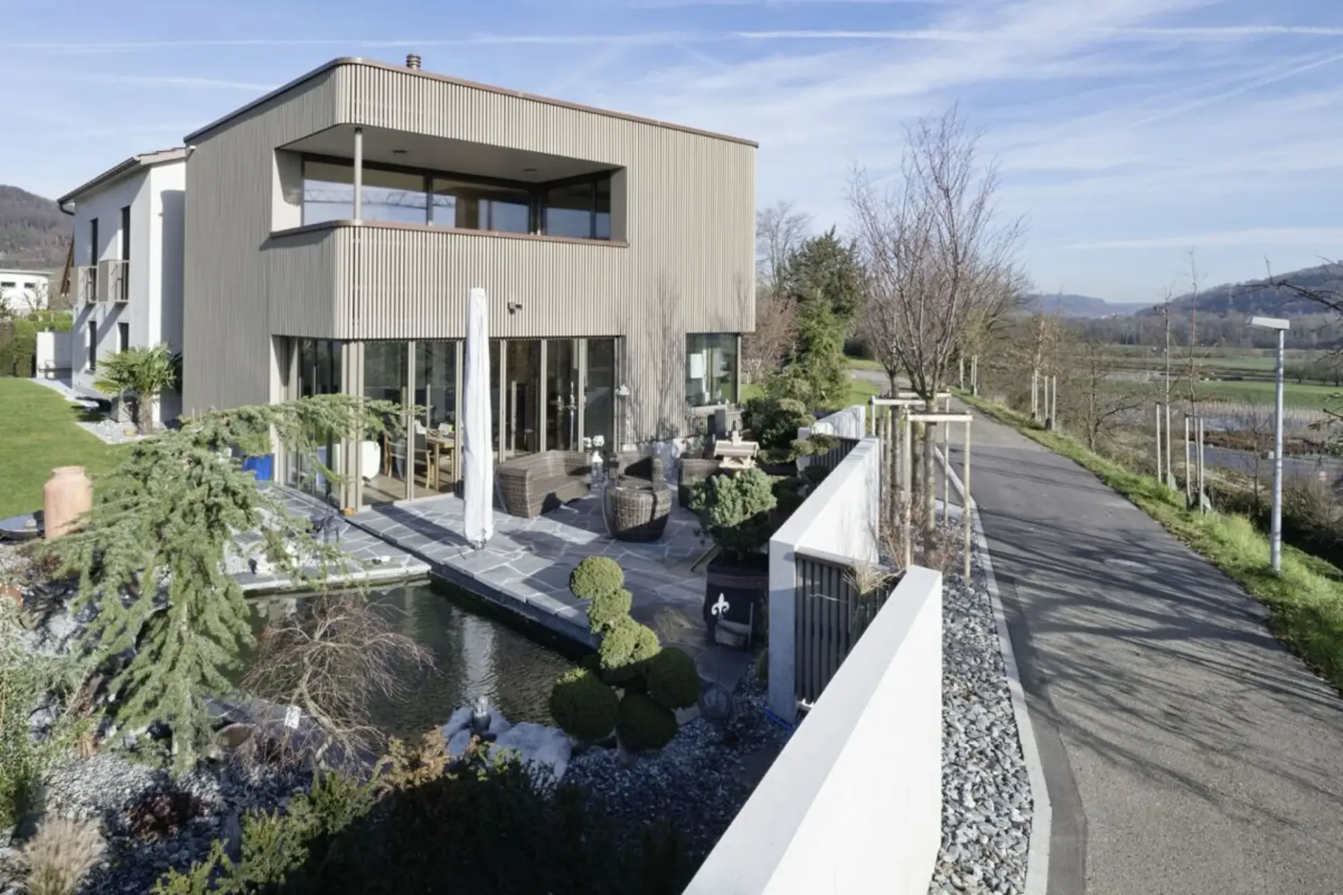 Architekturikone mit Pool- und Liftanlage in idyllischem Winzerdorf mit 237 m2 Wohnfläche