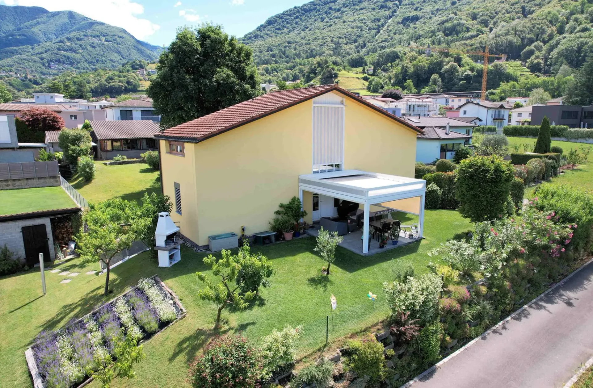Maison avec grand jardin bien entretenu dans un quartier calme et ensoleillé