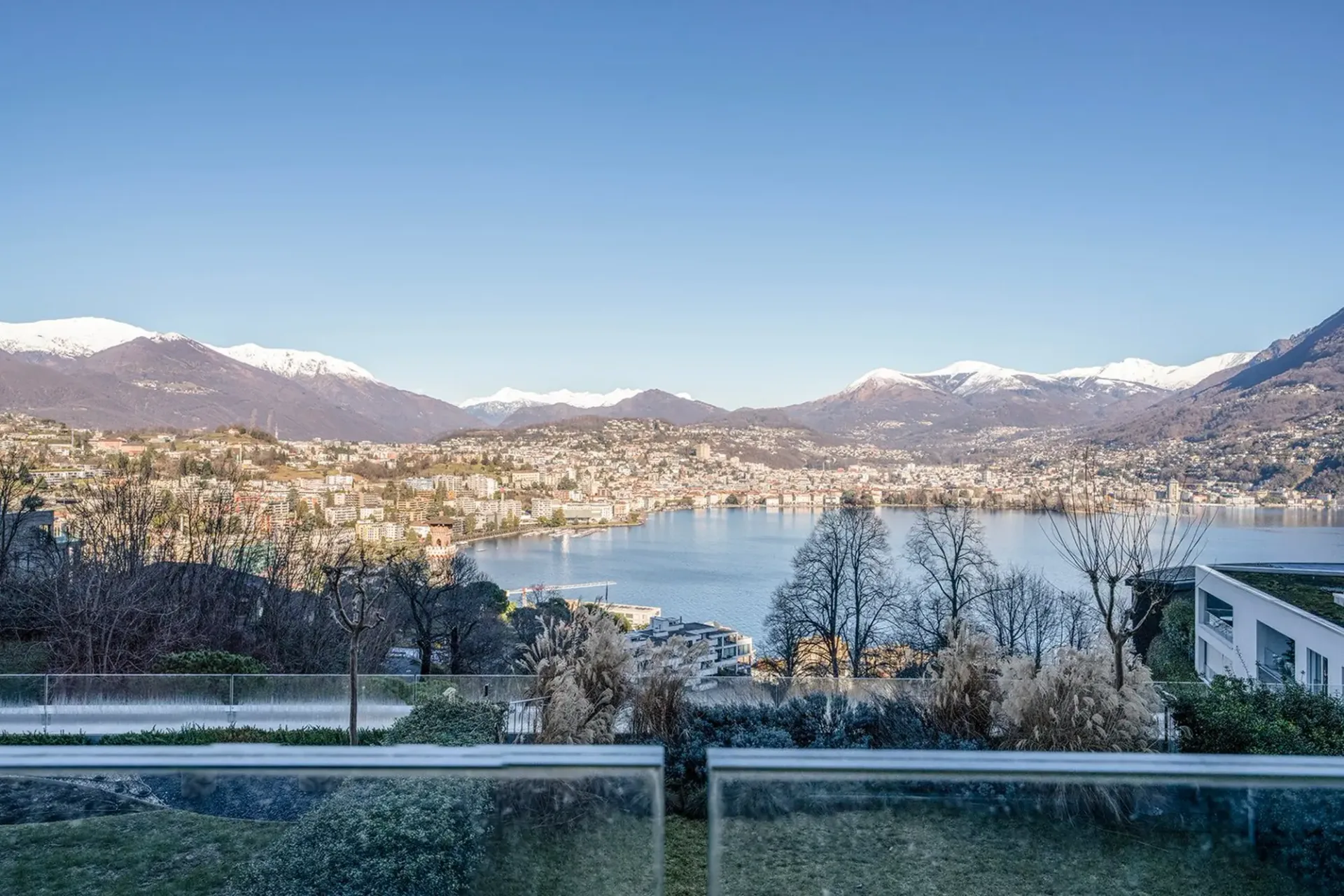 Elegante 4.5 Locali con Terrazze e Vista Lago