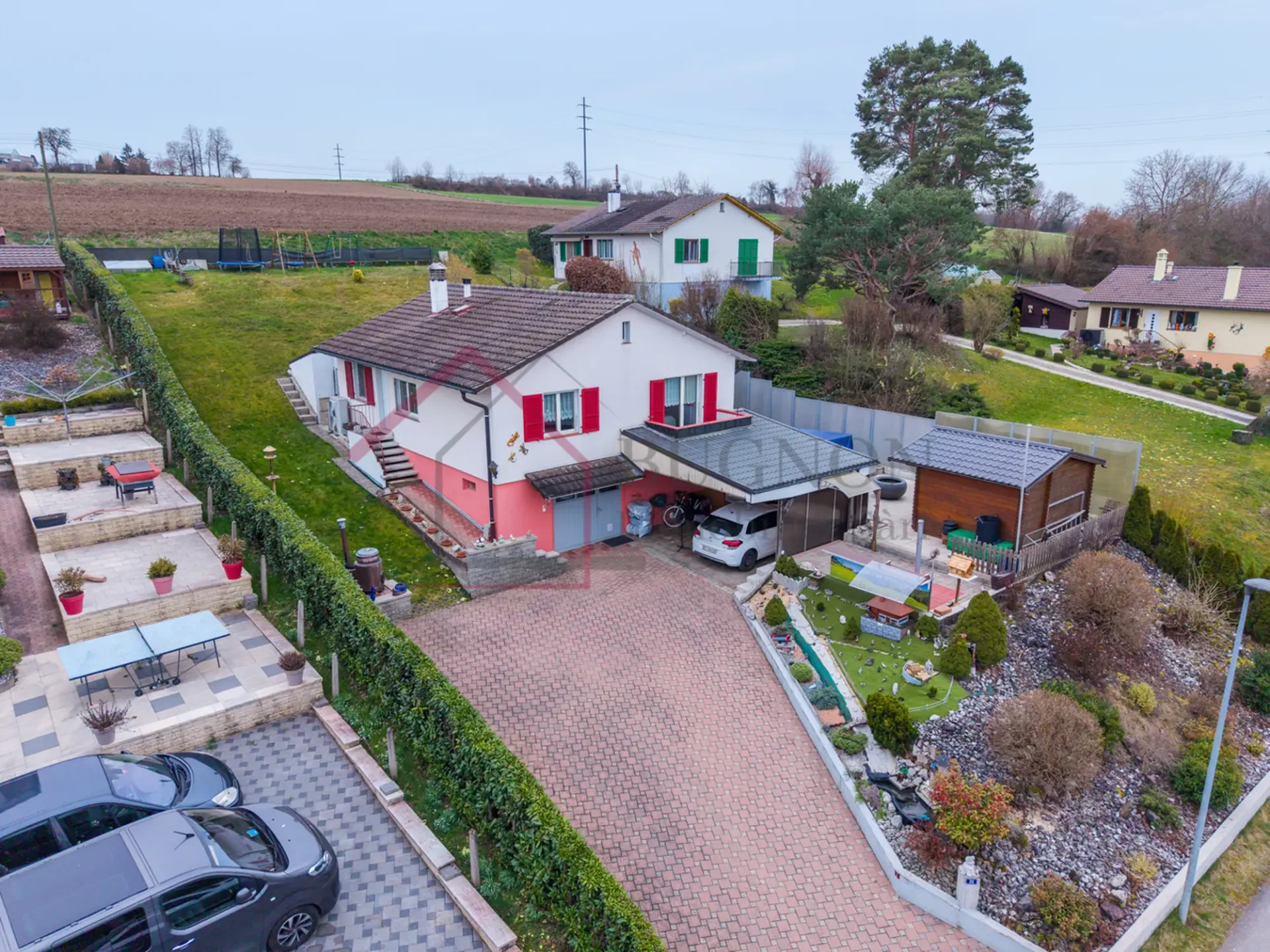 Einzelvilla mit Terrasse, Pool und großem Potenzial