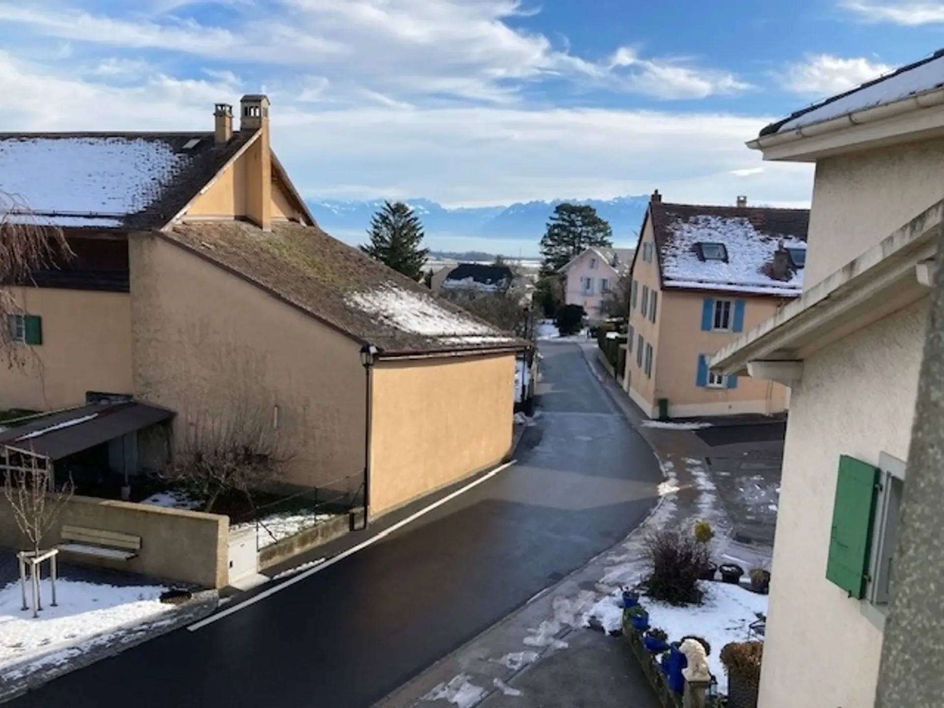 Geräumige 6.5-Zimmer-Wohnung renoviert, Dorfcharme in Yens, nahe Morges