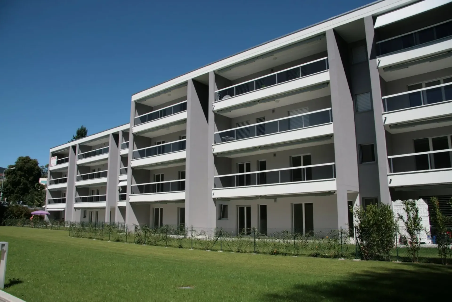 Parkplatz Autohaus Ascona nur wenige Schritte von Manor und Maggia-Flussufer entfernt