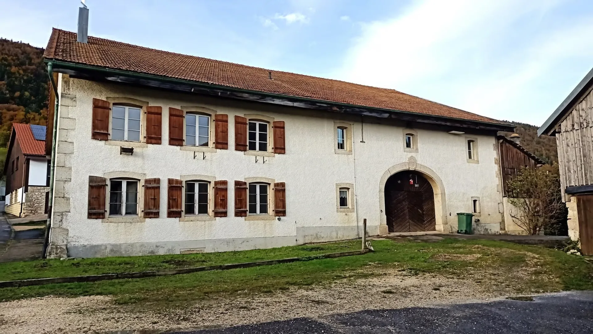 Belle ferme avec deux appartements de 300 m2 et 220 m2, grange et paddock