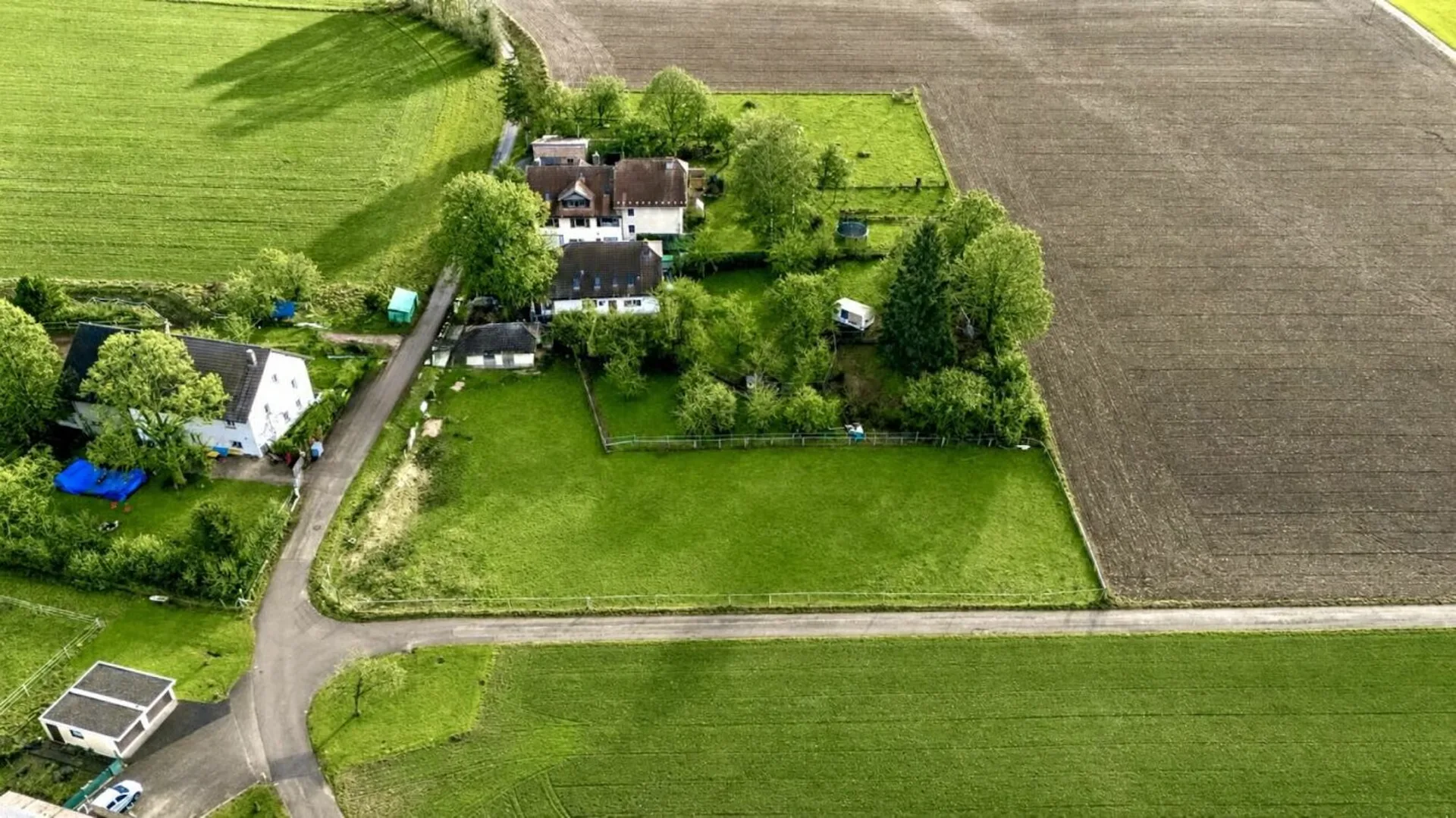 Bella casa con appartamento indipendente e terreno di 4'500 m2