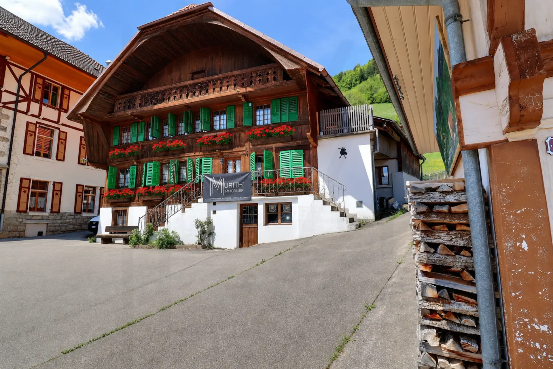 Schönes Gruyère-Haus mit Bergblick