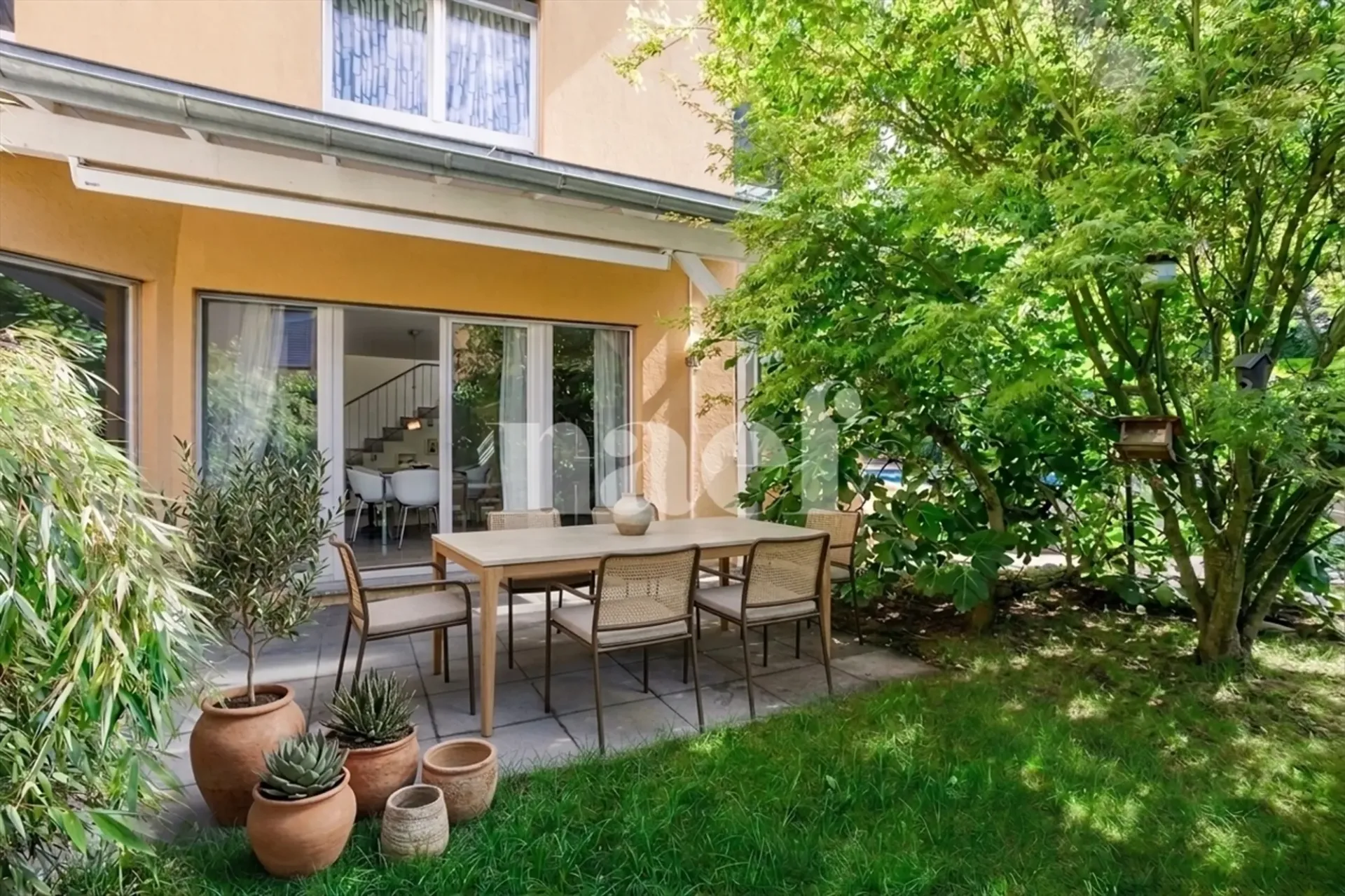 Casa di 6,5 locali con giardino e piscina in vendita ad Avenches