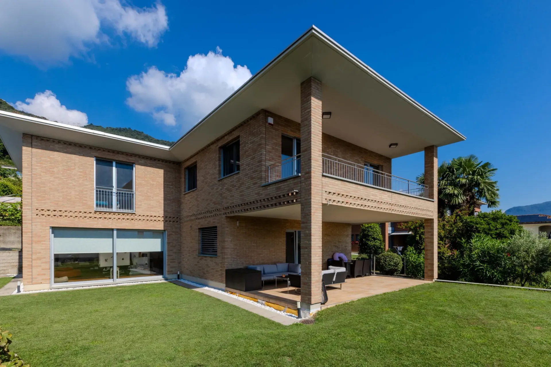 Wunderschöne 5.5-Zimmer-Villa wie neu mit Pool in Manno