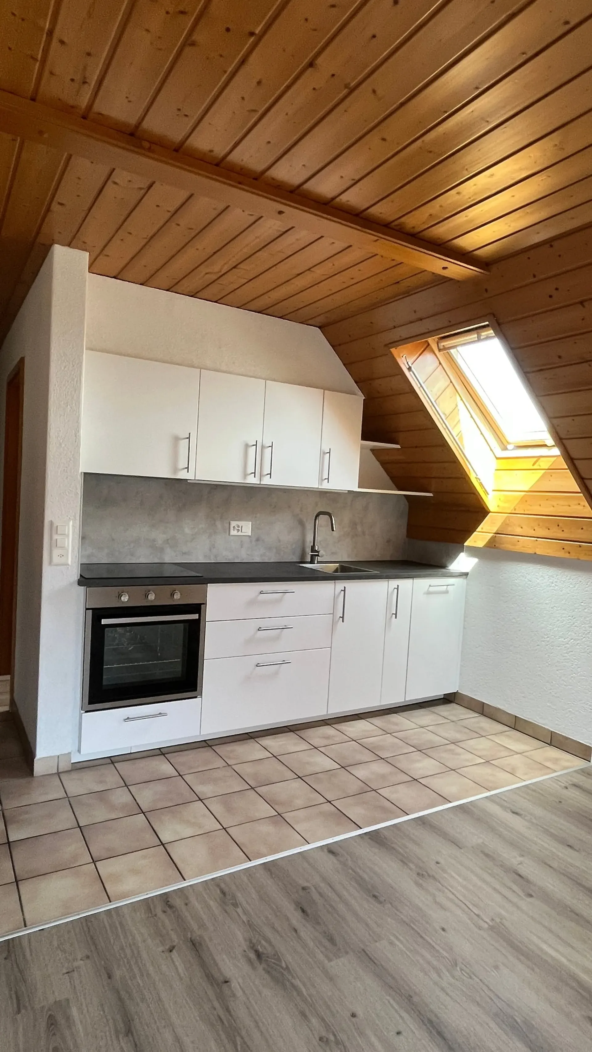 1.5 Zimmerwohnung Ost mit Balkon, Dachgeschoss, mit Aufzug