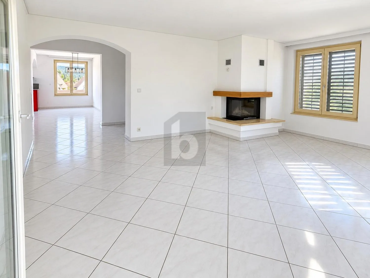 Bright apartment with chimney in central location