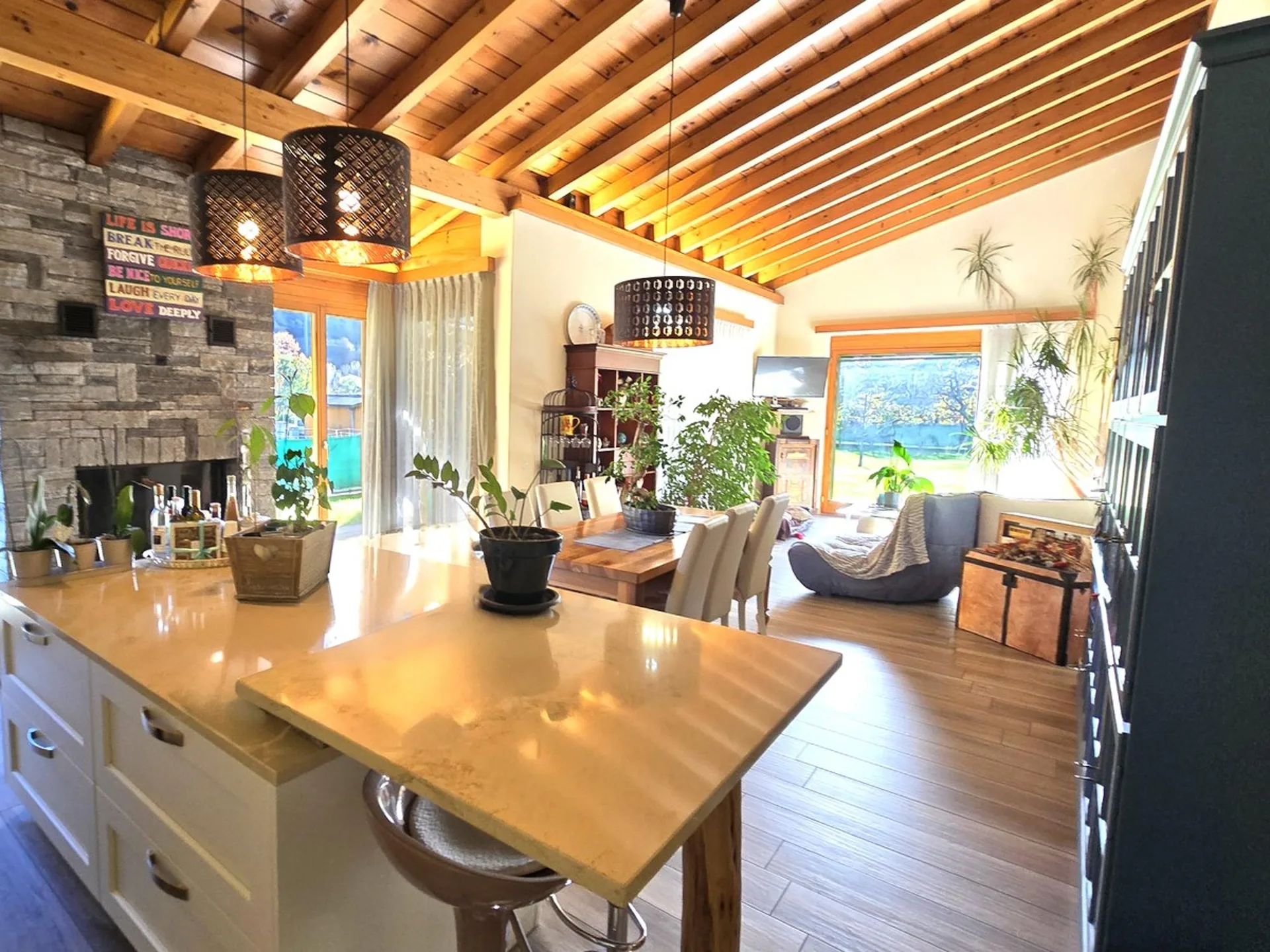 Prächtige 5,5-Zimmer-Villa mit großem Garten in einer grünen Umgebung.