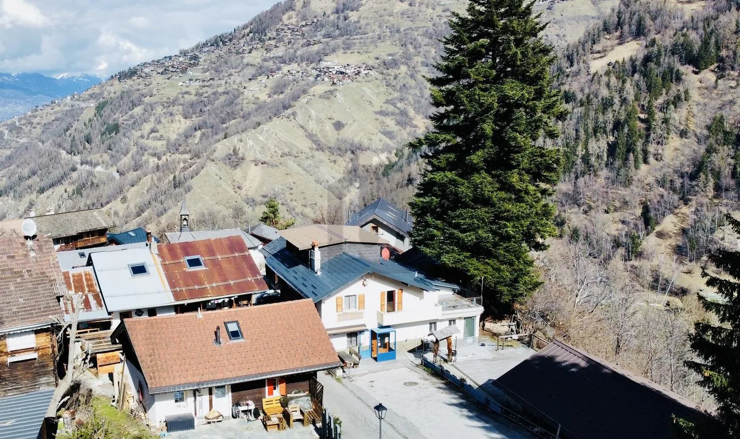 MIT GROßEM SAAL, HOHEM POTENZIAL, KLEINES PARADIES