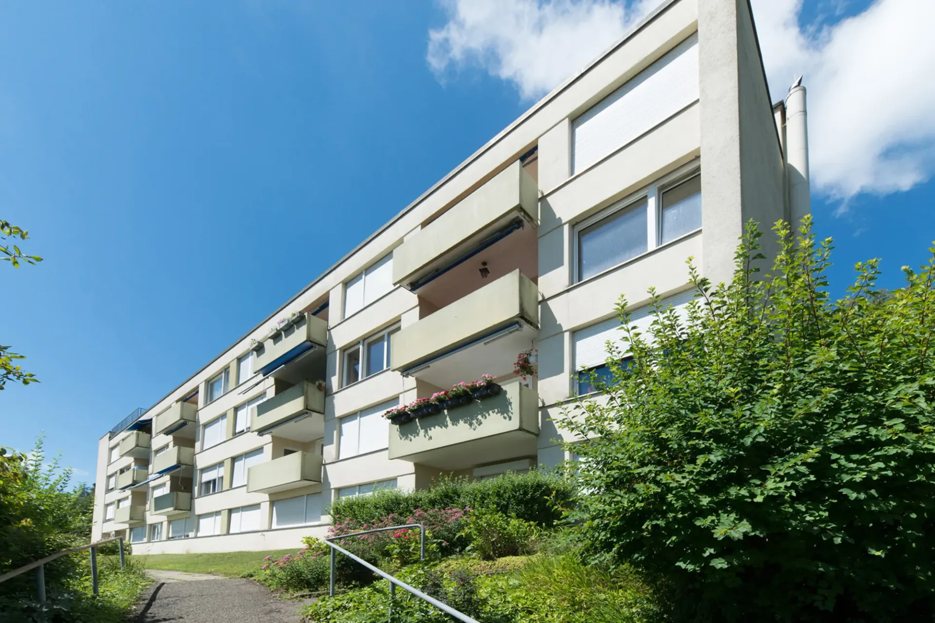 Kernsanierte 3 1/2 Zimmerwohnung mit traumhafter Weitsicht