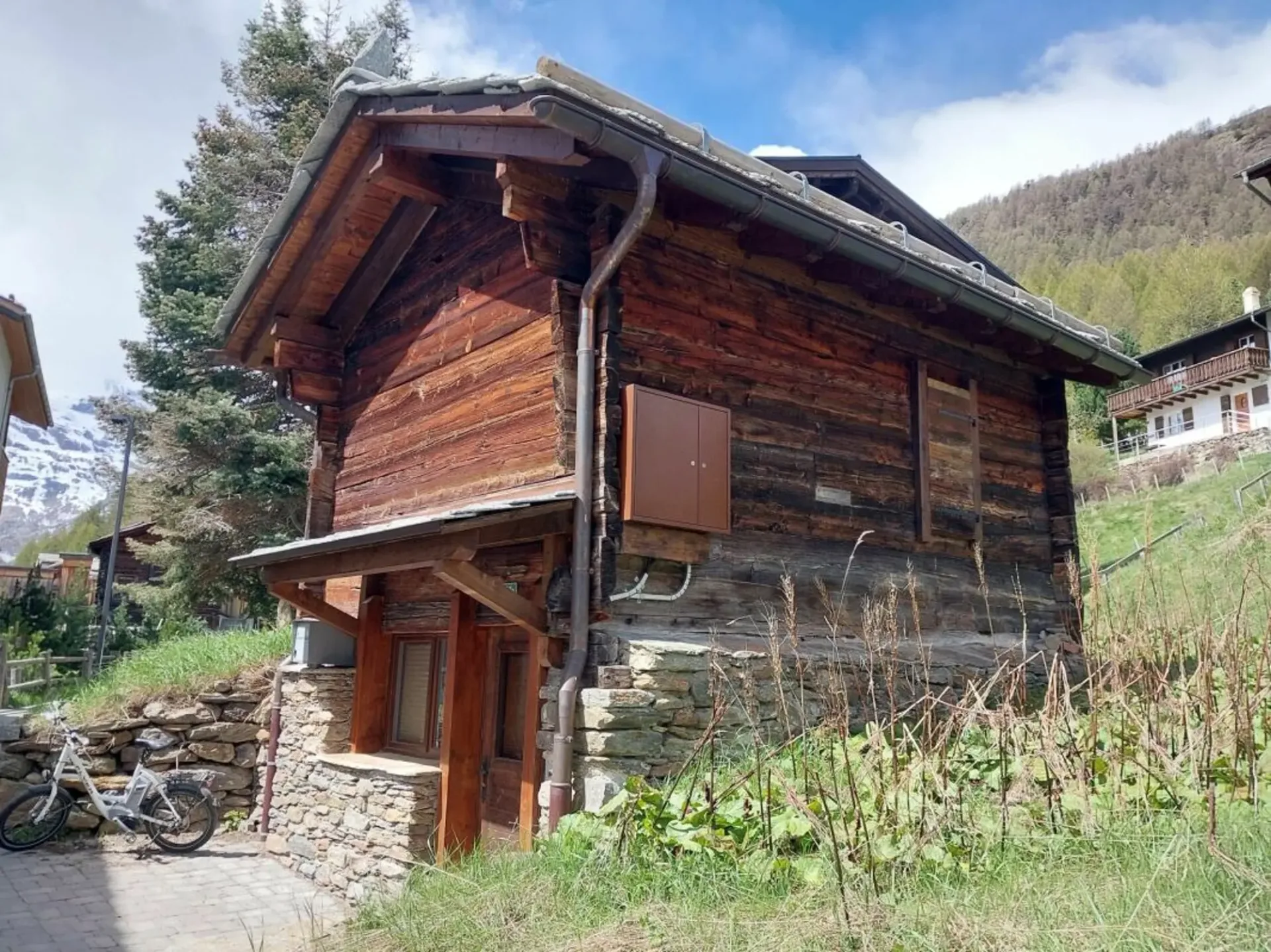Nigelnagelneues Bijou in der sonnigen Wildi in Saas-Fee. Hauptwohnsitz = Wohn-und Steuersitz Saas-Fee.