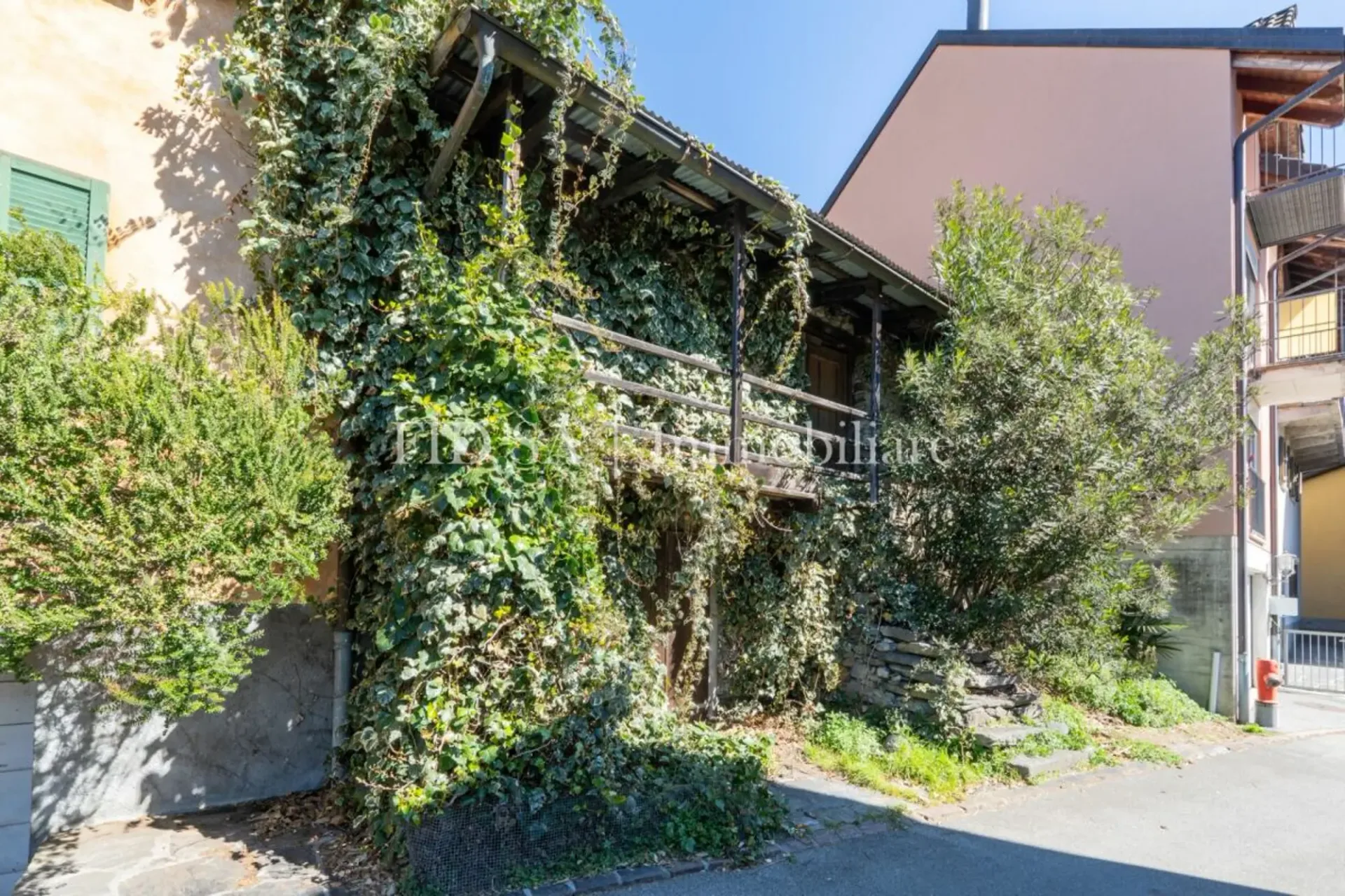 GUDO - Rustico mit bewilligtem Bauprojekt in sonniger Hanglage