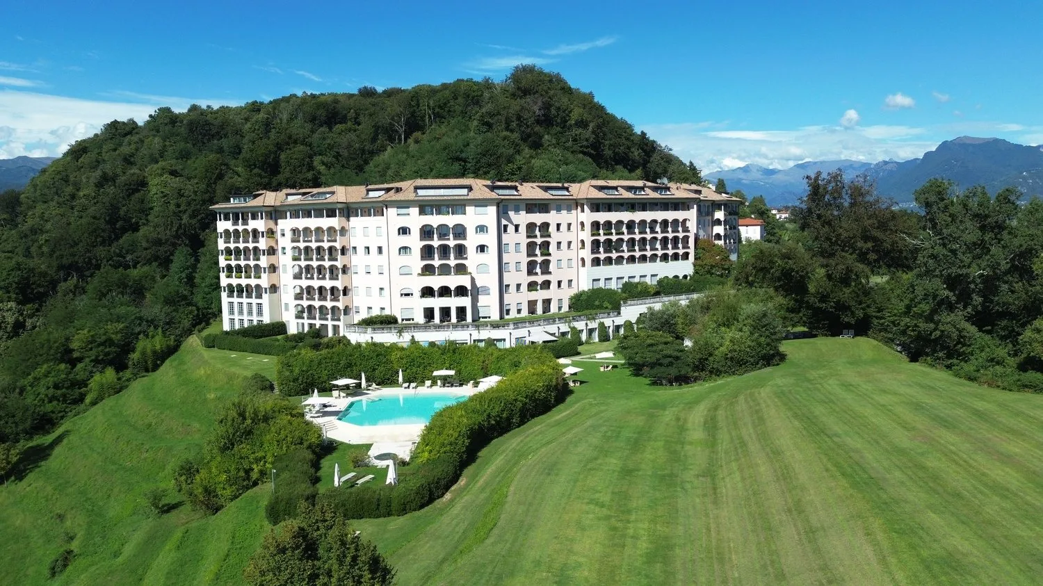 Luxury property with lake view and exclusive services in 5-star resort