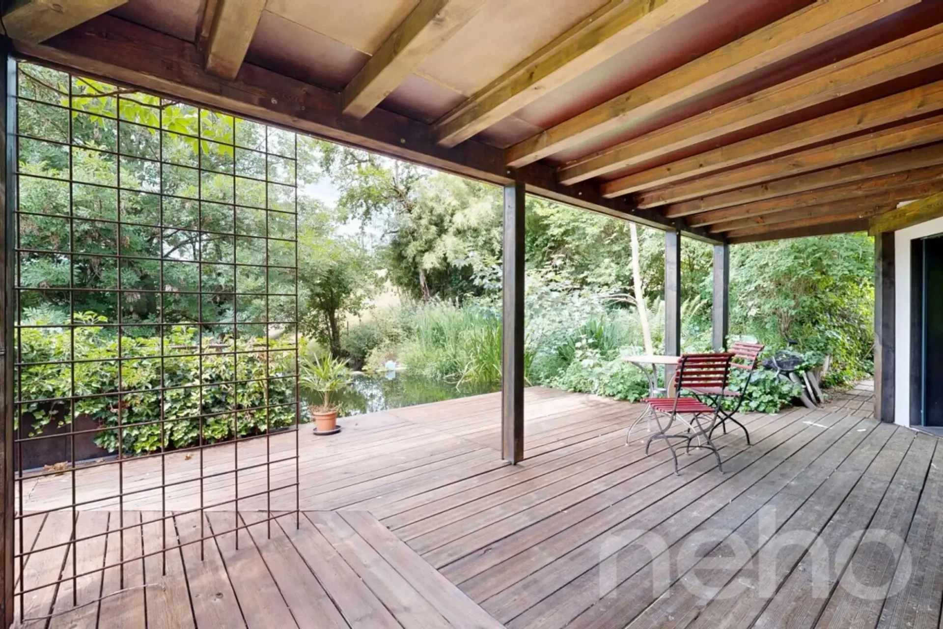 Modernes Wohnen im Grünen: 6.5 Zimmer Haus mit Schwimmteich