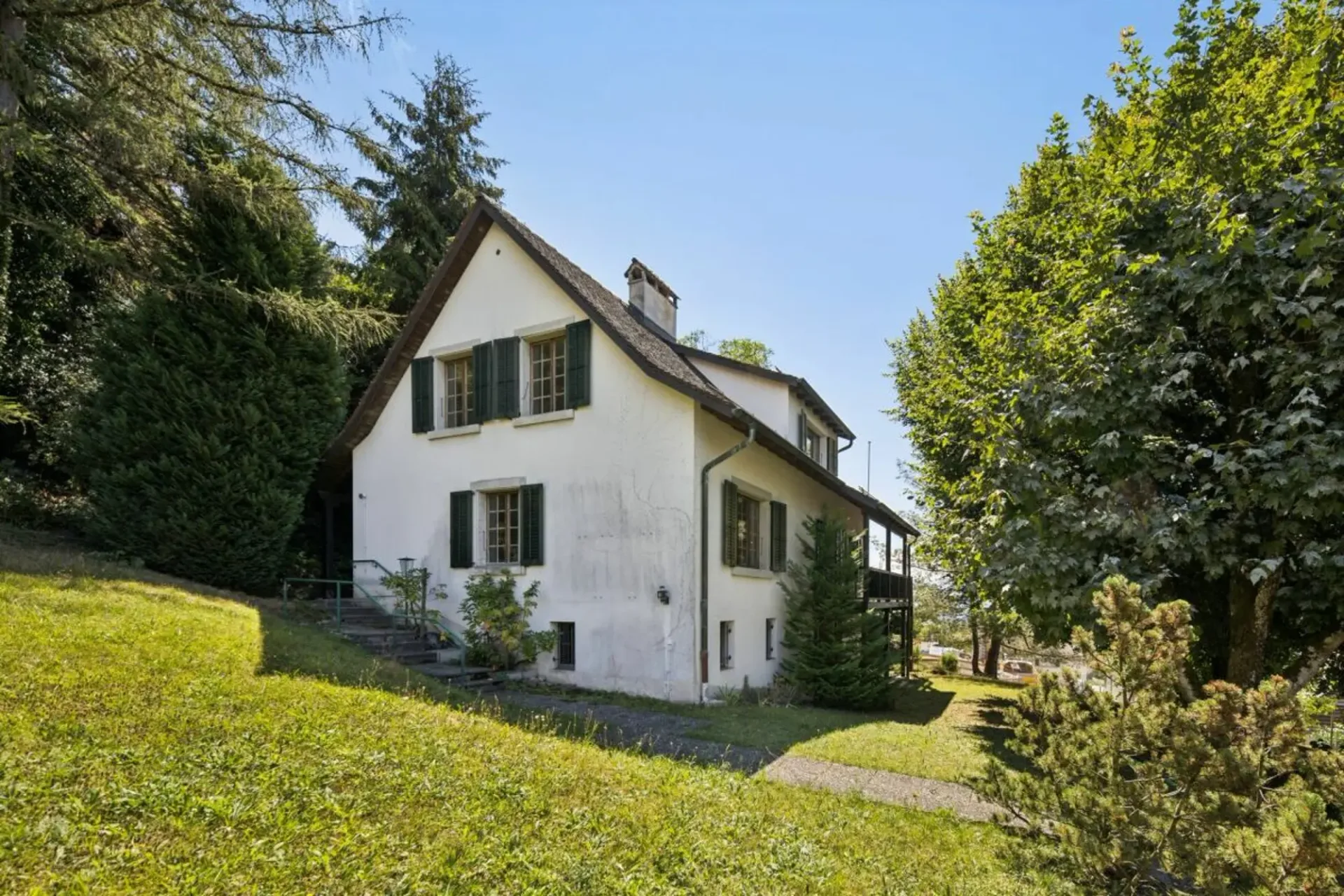 5-room single-family house on a large plot in Blonay VD with lake and mountain views