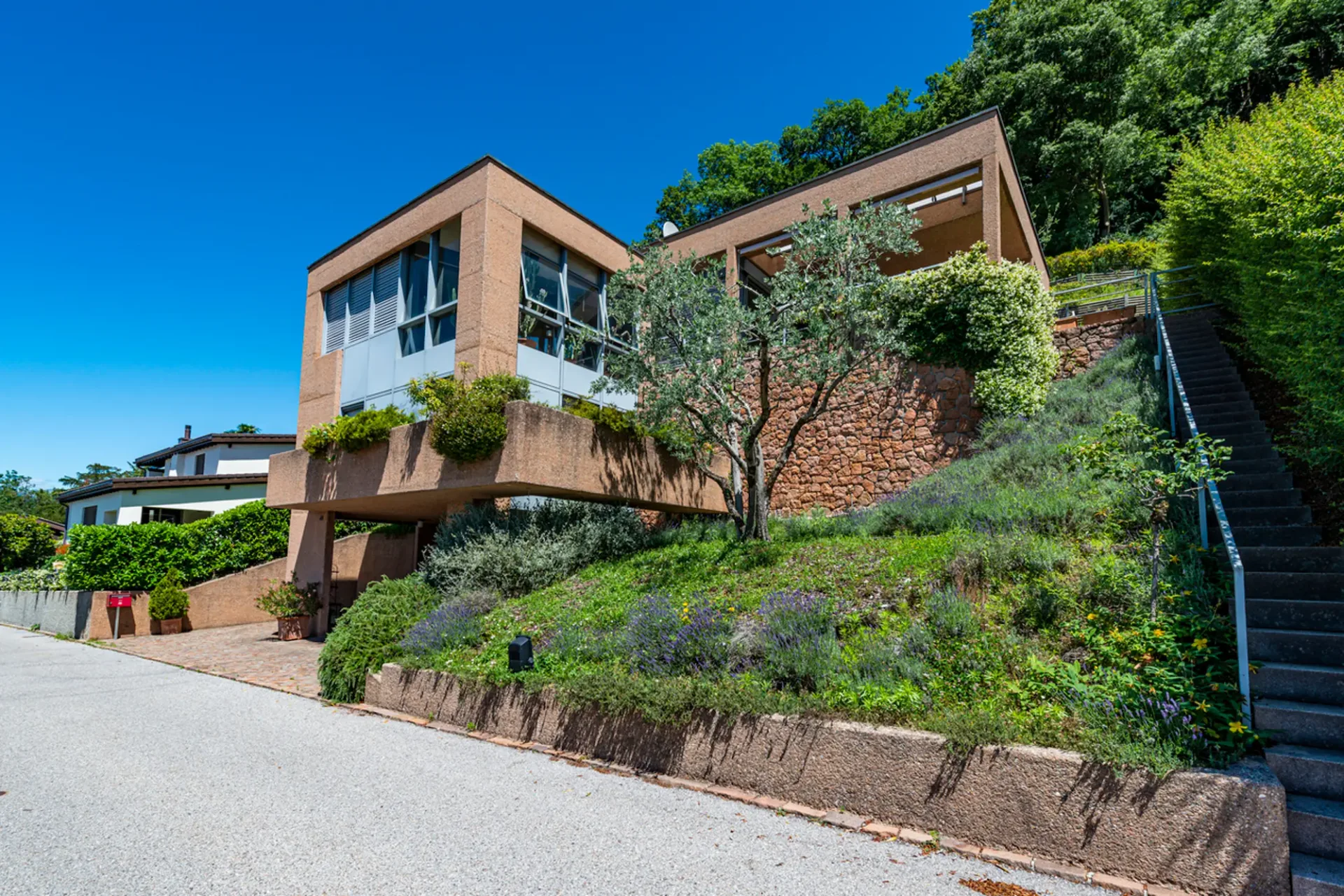 Casa moderna con bella vista lago