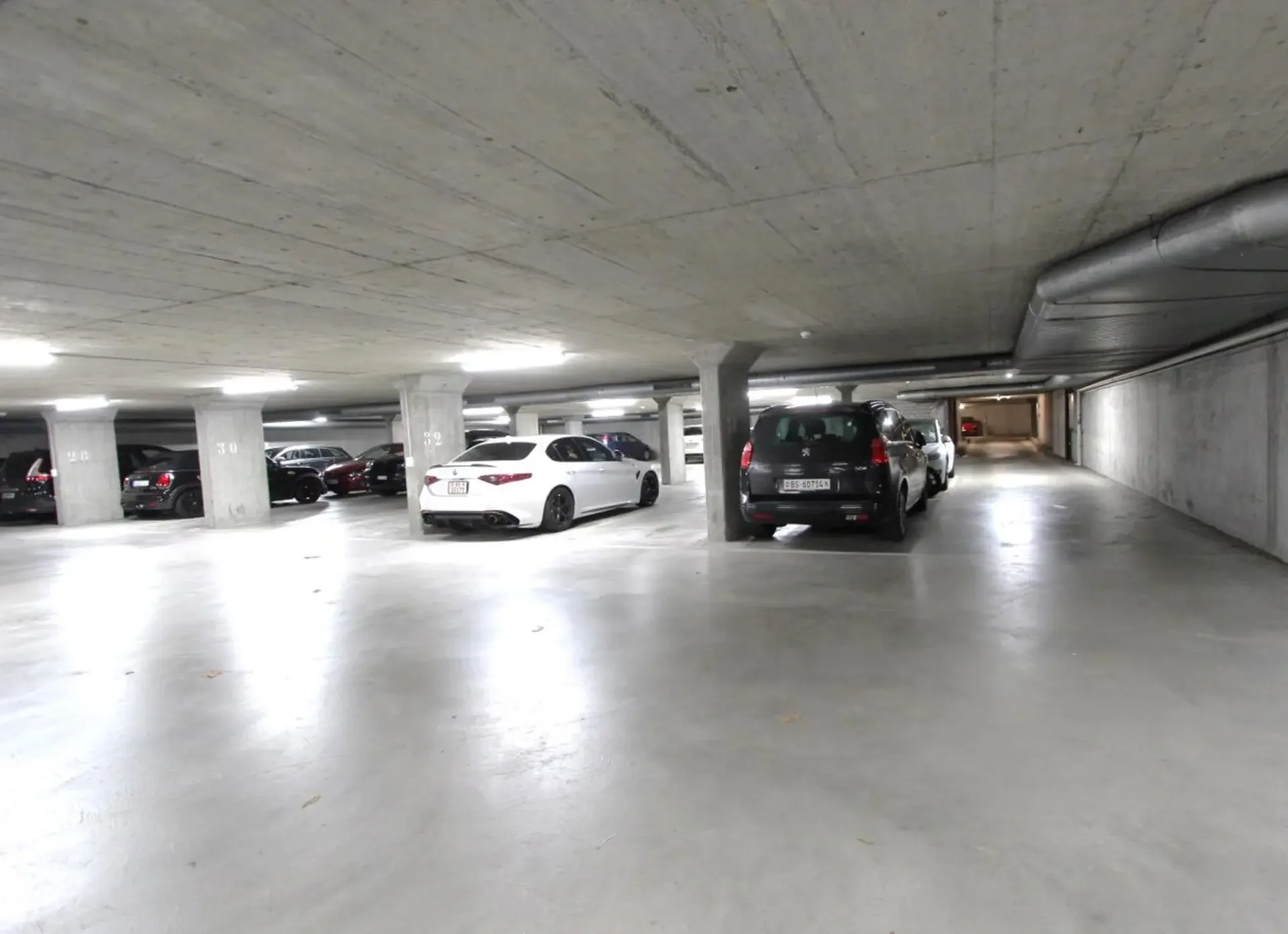 Grosser Parkplatz in geschlossener Tiefgarage