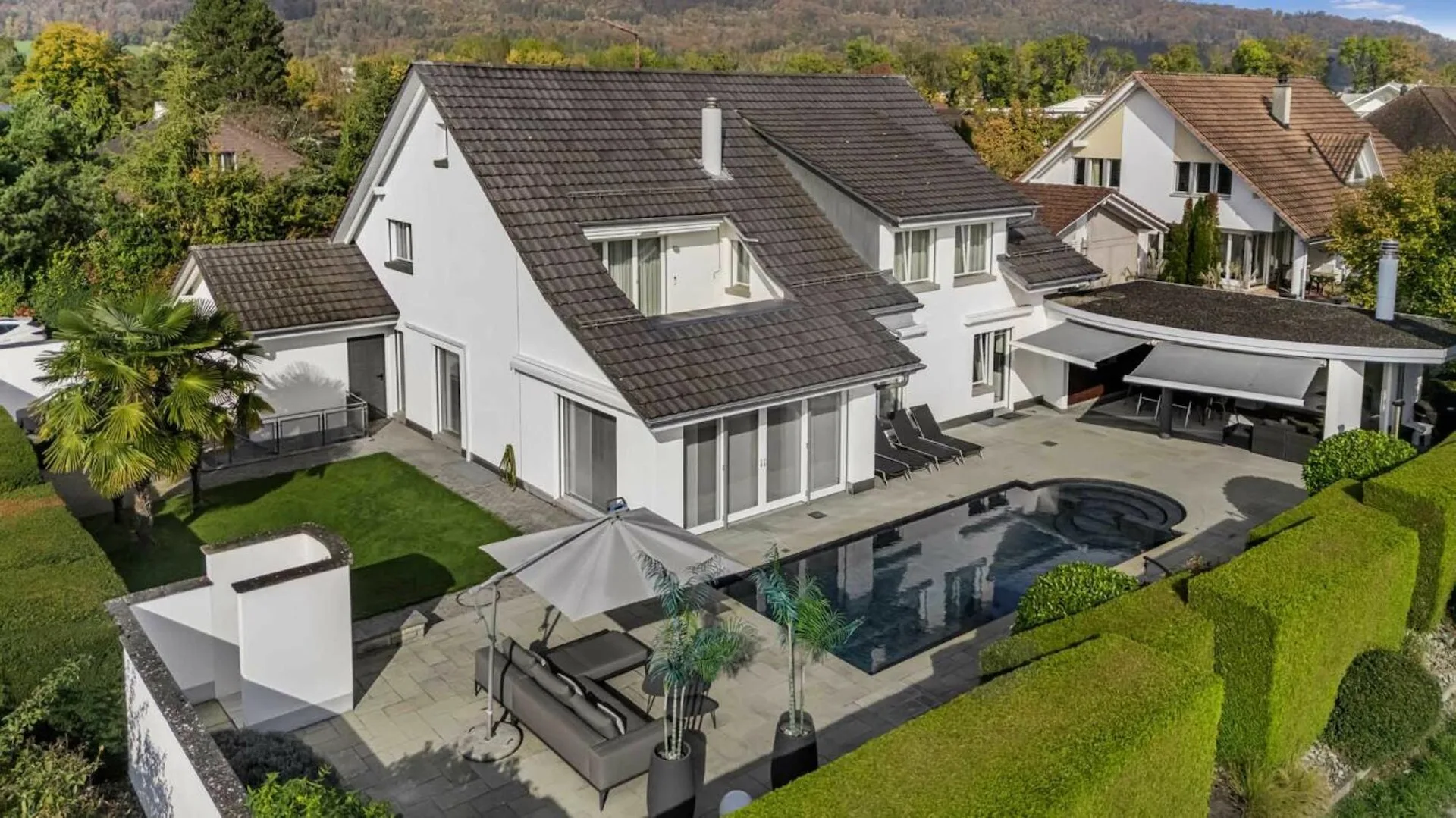 Exklusive Landhausvilla mit grosszügigem Garten an sonniger Lage direkt an der Landwirtschaftszone