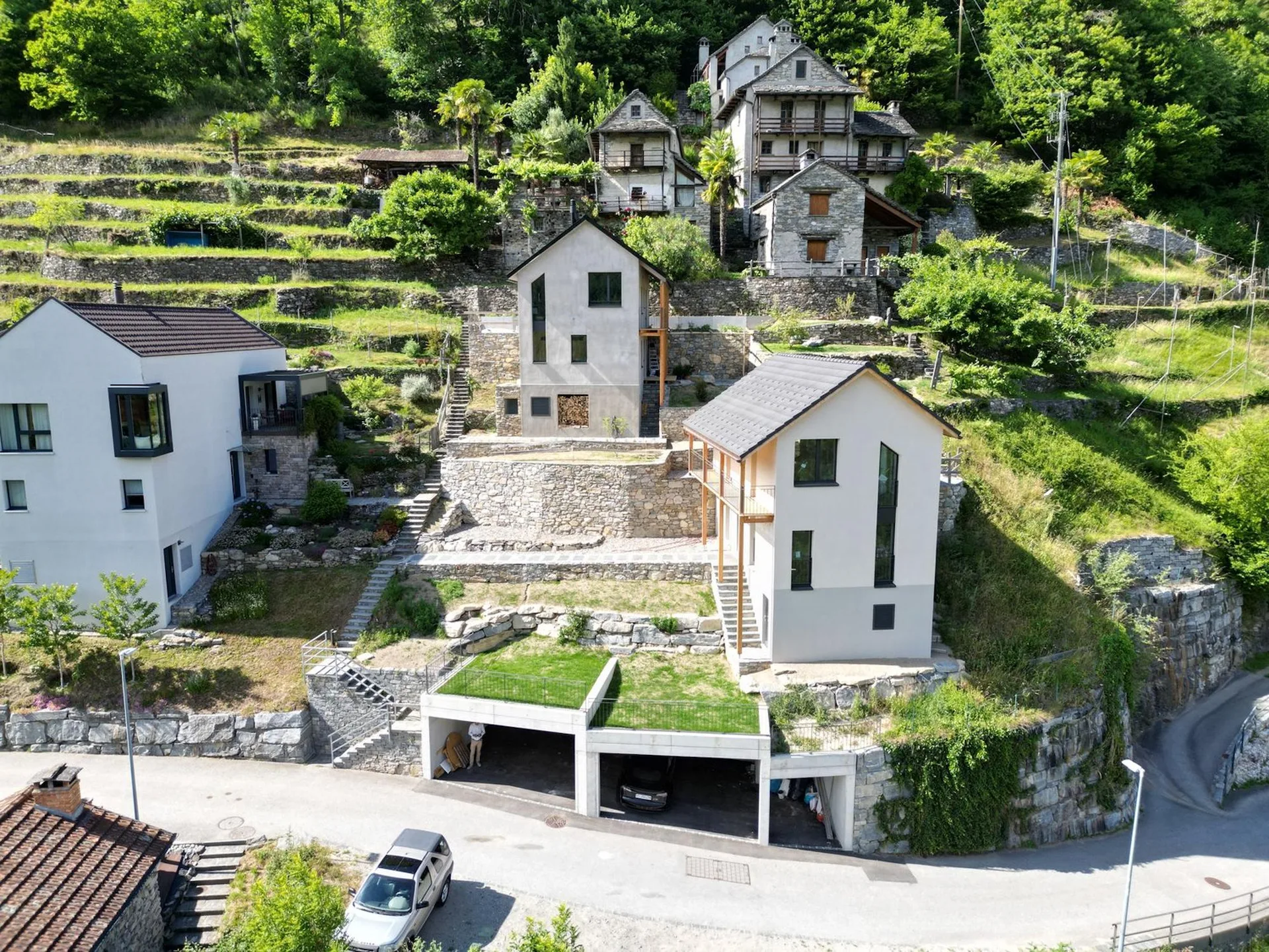 Casa unifamiliare con terreno e posti auto coperti