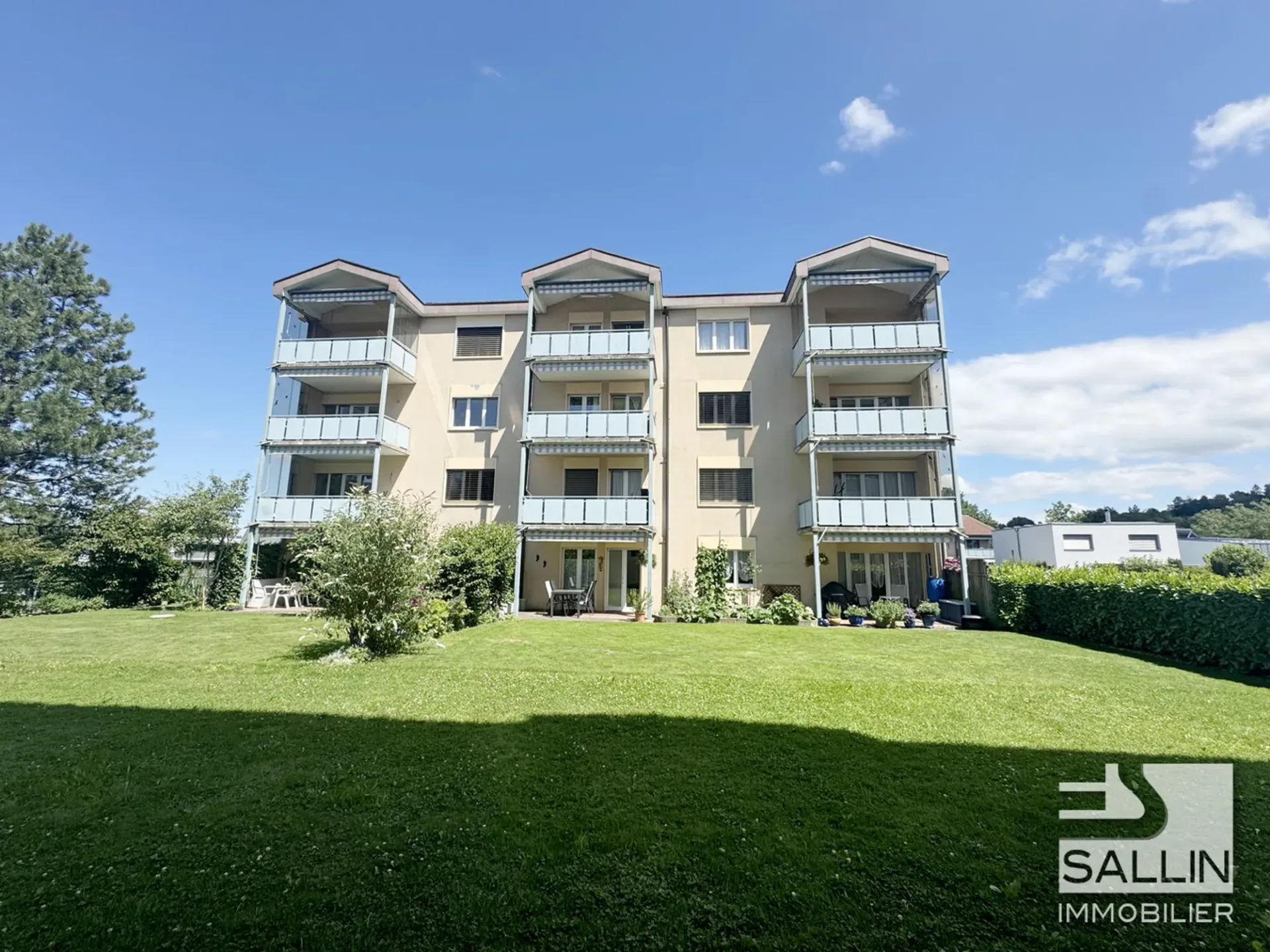 Spacieux appartement de 5 pièces au 2ème étage avec place intérieure