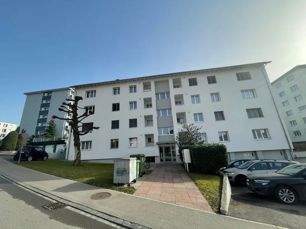 Appartamento attraente con balcone in buona posizione a Jona