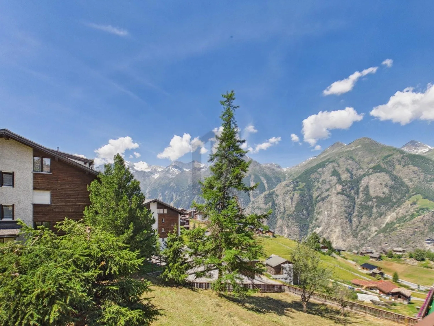 SONNENVERWÖHNT IN DER WALLISER BERGWELT