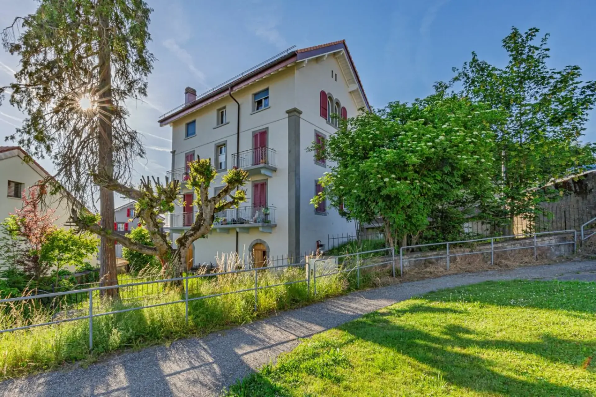 Mieteinbringendes Gebäude, 4 Apartments, 4 Parkplätze