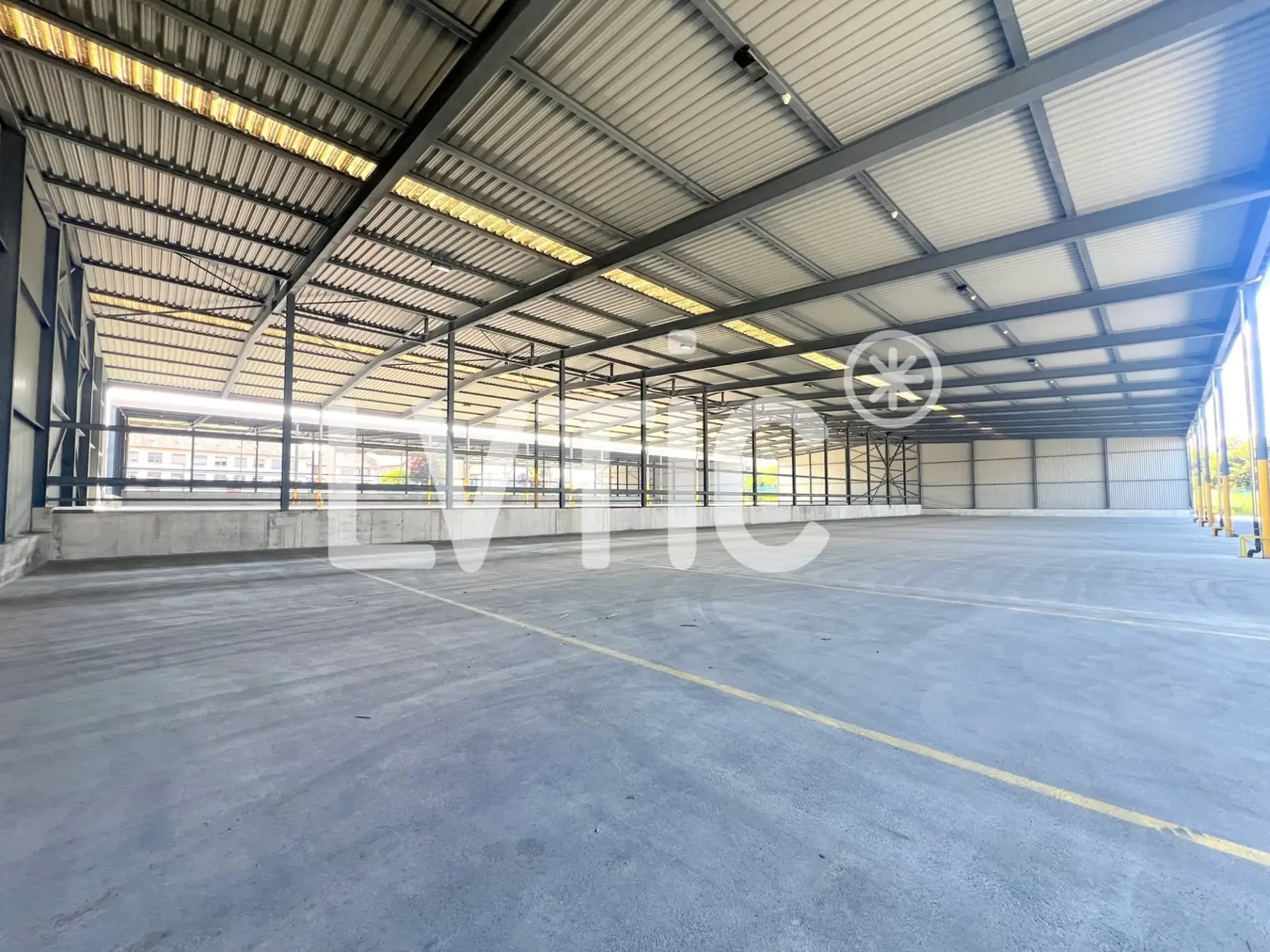 Hallen für Lagerung von 12'000 m2, aufteilbar ab 1000 m2, zu vermieten in St Prex